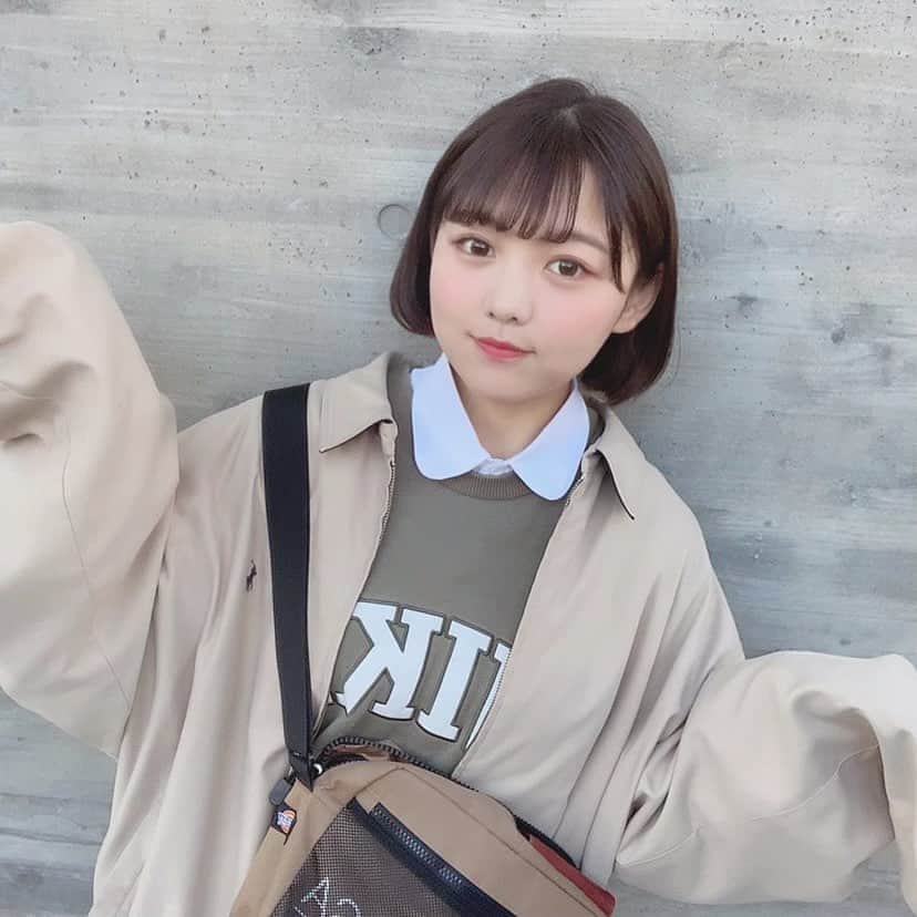 みさねのインスタグラム：「ㅤ ユーライクで撮ってこの丸さ、痩せます。 ㅤ ユーライクの設定について🐯フィルターはwinter3を30まで落として加工はデフォルトから何もいじってない(デフォルトでゴリゴリに顔変わる) ㅤ 1枚目はインスタで明るさとフェード少し上げたやつ、二枚目はそのまま👆🏻 ㅤ つけ襟は @same_official__  スウェットは古着のNIKE スウィングトップは古着のラルフ ㅤ バッグ開けっぱなしで財布見えとるの気づいた人おるかな。癖なんです。本当にガサツ、 ㅤ #古着 #古着コーデ #古着女子 #フルジョ #スウェットコーデ #春コーデ #ボブ #ボブアレンジ」
