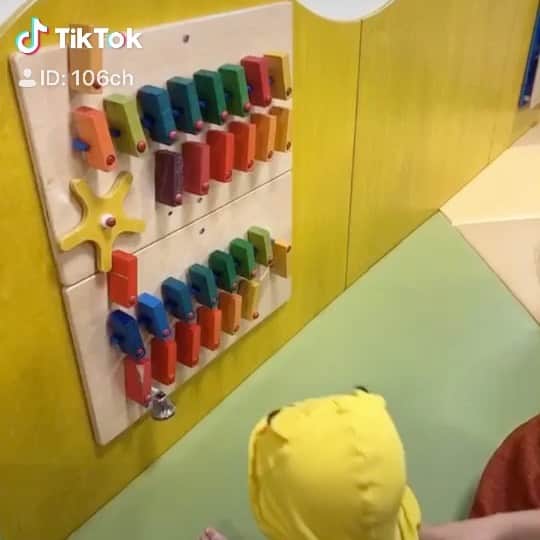 成田童夢のインスタグラム：「その手があったか(´°Д°｀)w  https://vt.tiktok.com/M1g9H8/  #ピタゴラスイッチ #今日の童夢さん #日常vlog #子供のいる暮らし #赤ちゃんのいる生活」