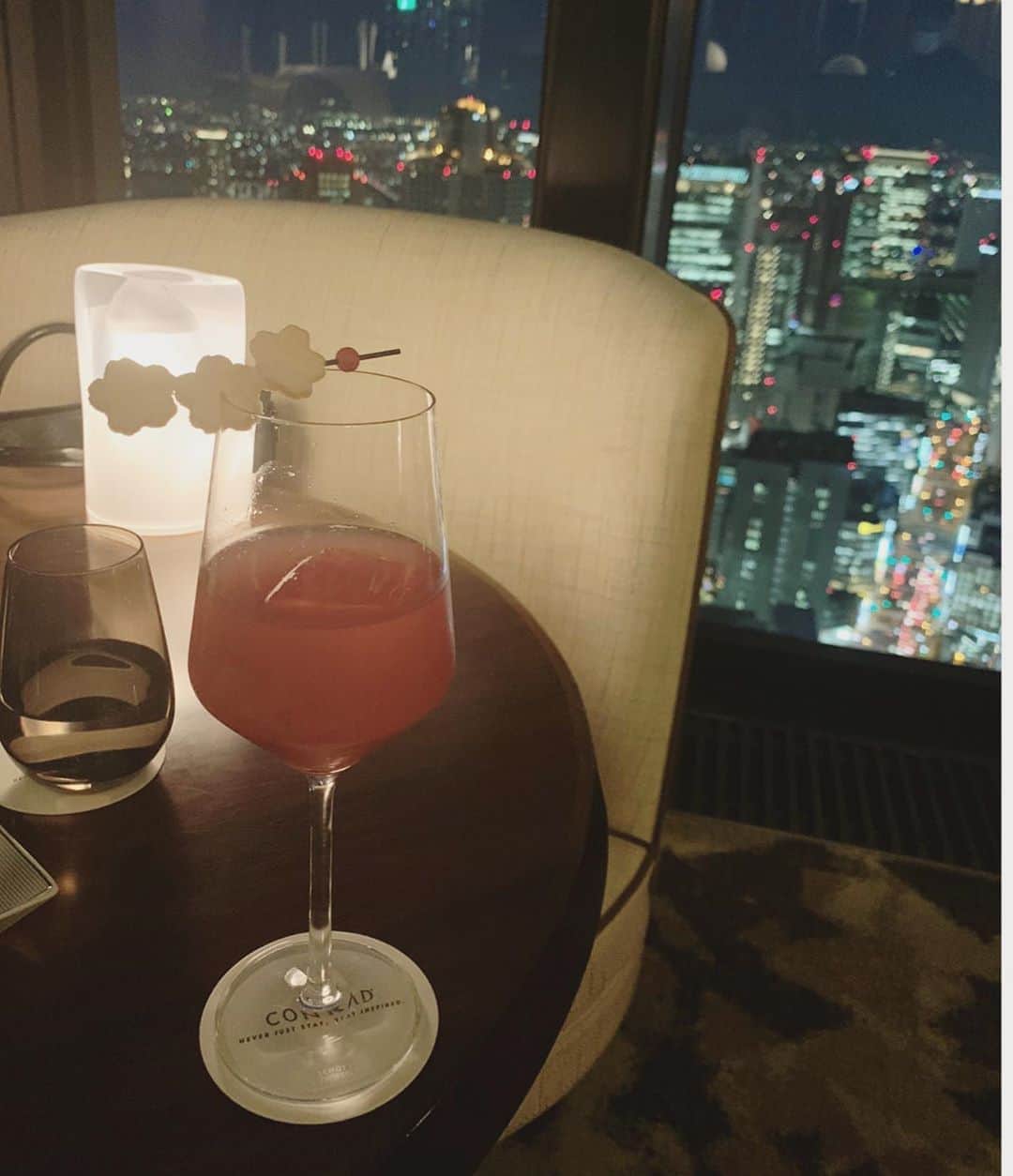 のインスタグラム：「桜のカクテル🌸#conradosaka #bar #cocktails #cocktail」