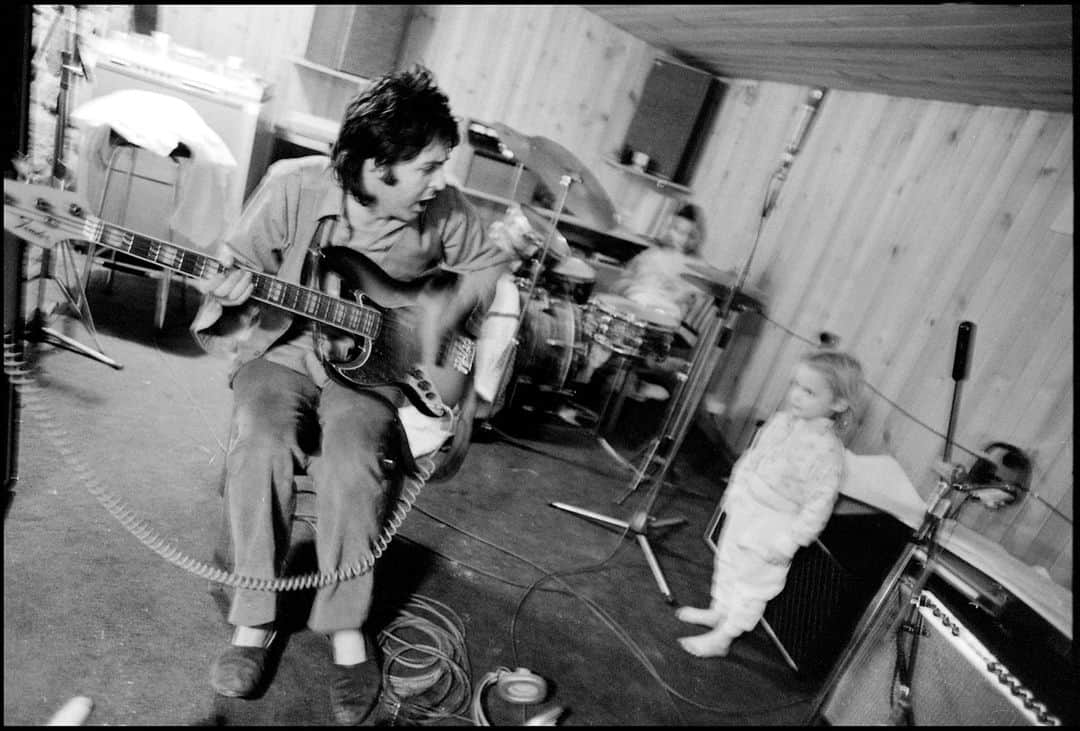 ポール・マッカートニーさんのインスタグラム写真 - (ポール・マッカートニーInstagram)「Paul, Mary and Stella at Rude Studio during Wings 'At The Speed Of Sound' recording sessions. Scotland, 1975. Photo by @LindaMcCartney #ThrowbackThursday #TBT @marymccartney @stellamccartney #stayhome」3月26日 20時45分 - paulmccartney