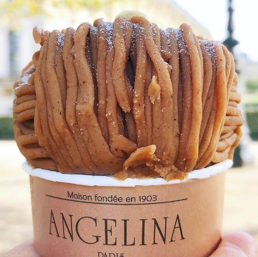 のインスタグラム：「🇫🇷🌰 フランス パリのアンジェリーナ本店 モンブラン Paris Angelina Mont Blanc 巴黎🇫🇷 →フランス限定)モンブラン・ピスターシュ❗️衝撃的な緑色。ピスタチオ濃い〜！ ・ ・ 今頃 パリだったのになぁ。 また行けますように！🇫🇷🙏✨✨ ・ ・ 🇫🇷🔻 Montblanc d'Angelina a eu une très bonne influence sur le Japon ・ ・ J'aurais dû être à Paris maintenant. J'espère que tu pourras bientôt retourner à Paris ・ ・ 日本のモンブランを語っていると、必ず出てくるのが、本場パリのアンジェリーナのモンブランです。画像は先日の渡仏にて。 ・ ・ @angelina_paris  #angelina#foodphotography  #fromgram #里井真由美#衣替えモンブラン#japan#Gâteauauxmarrons#零食#さといいね#스위트#montblanc#ホテルスイーツ#デパ地下スイーツ#ありが糖運動#まゆログ#甜食#fromgram#Chestnutcake#밤케이크#フードジャーナリスト里井真由美#断面モンブラン#蛋糕#断面フェチ」