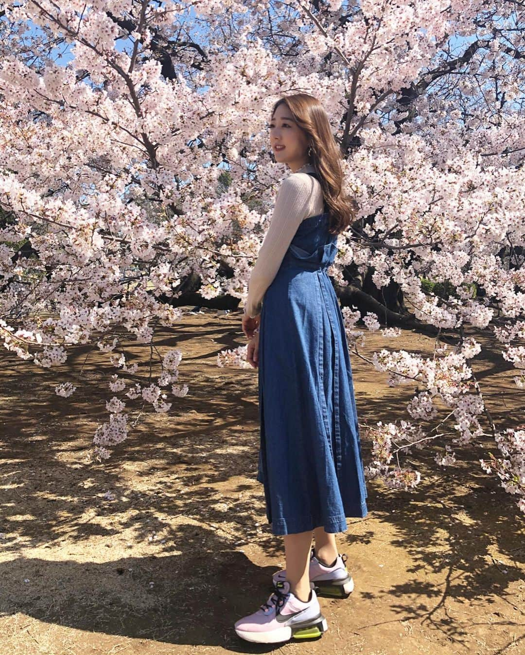 佐々木もよこさんのインスタグラム写真 - (佐々木もよこInstagram)「桜二連投‼️🌸 週末は仕事だけ。﻿ ご飯の約束もキャンセル！﻿ ﻿ さみしいけど、今は仕方ない…‼️﻿ ﻿ これ以上感染を広めない為にも、﻿ おうちでおとなしくしswitchしよう🥰✨﻿ 今はドンキーコングにはまってるw﻿ ﻿ ﻿ ちなみに今日は『ワンダー君は太陽』と『オーバーボード』という映画を見ましたっ🙆‍♀️﻿ ﻿ ワンダー…すごくよかった👏﻿ 友達も周りのみんなもすごく素敵な人たちばかりで温かい気持ちになれた。オススメです💖﻿ ﻿ ﻿ ﻿ 写真2枚目、初めて履いたスニーカーが、どろんこになりました☺️☺️☺️☺️☺️👟﻿ ﻿ ﻿ ﻿ ﻿ #桜#新宿御苑#ファッション#春#redyazel#sakura#cherryblossom #spring#tokyo #nike」3月26日 20時58分 - moyoko_atom