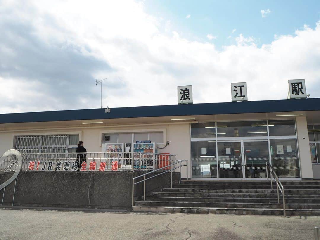 伊藤桃さんのインスタグラム写真 - (伊藤桃Instagram)「#常磐線全線運転再開 記念の#常磐線 のたび。 荒地が広がる富岡駅を出るといよいよ3/14に復旧したてほやほや区間です。 #帰宅困難区域 がほぼ占めているこのエリアは····· 東日本大震災から11年たてど、まだその時でとまったままでした····· 🛤 4枚目: まるで普通の車窓のように見えますが 5枚目: よく見ると·····😔😔😔 🛤 6枚目: 11:15浪江駅にとーちゃく！ 7枚目: 特急ひたちは仙台へと向かうのでした。 8枚目: 昨年工事がおわったばかりというぴかぴかの跨線橋 9枚目: 駅舎に「祝！JR常磐線全線開通」の文字が´`* 10枚目: 駅舎にはなみえまるみえ情報館というのがあり、原発の現状がわかる冊子がありました。 そしてこんなに可愛い#ポケモン ちが😘 ポケモンの生みの親である田尻智さんのお父様の出身地ということでずらりとポケモンが飾られていました(❁´ω`❁) のせきれなかったのですが、駅前にカフェや食堂もあるのでお食事スポットにもよさそう^^* この駅にいたのはわずか10分ほど·····いよいよ次は復旧区間です！🐱つづく♡ #浪江駅」3月26日 20時52分 - itomomo_tetsu