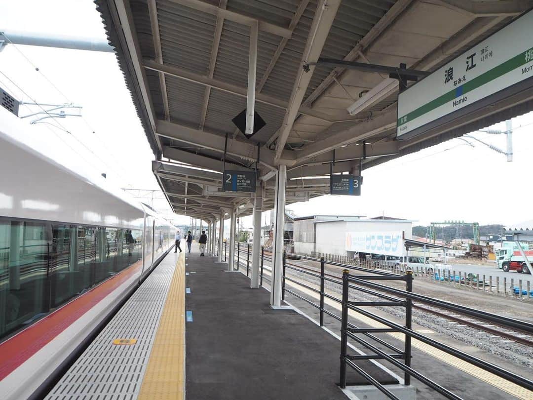 伊藤桃さんのインスタグラム写真 - (伊藤桃Instagram)「#常磐線全線運転再開 記念の#常磐線 のたび。 荒地が広がる富岡駅を出るといよいよ3/14に復旧したてほやほや区間です。 #帰宅困難区域 がほぼ占めているこのエリアは····· 東日本大震災から11年たてど、まだその時でとまったままでした····· 🛤 4枚目: まるで普通の車窓のように見えますが 5枚目: よく見ると·····😔😔😔 🛤 6枚目: 11:15浪江駅にとーちゃく！ 7枚目: 特急ひたちは仙台へと向かうのでした。 8枚目: 昨年工事がおわったばかりというぴかぴかの跨線橋 9枚目: 駅舎に「祝！JR常磐線全線開通」の文字が´`* 10枚目: 駅舎にはなみえまるみえ情報館というのがあり、原発の現状がわかる冊子がありました。 そしてこんなに可愛い#ポケモン ちが😘 ポケモンの生みの親である田尻智さんのお父様の出身地ということでずらりとポケモンが飾られていました(❁´ω`❁) のせきれなかったのですが、駅前にカフェや食堂もあるのでお食事スポットにもよさそう^^* この駅にいたのはわずか10分ほど·····いよいよ次は復旧区間です！🐱つづく♡ #浪江駅」3月26日 20時52分 - itomomo_tetsu