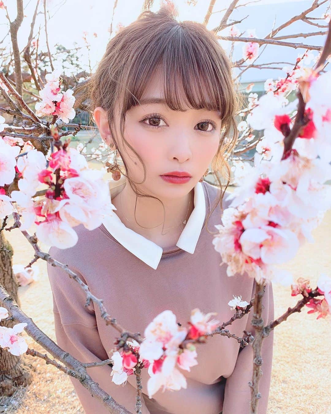 りなてぃさんのインスタグラム写真 - (りなてぃInstagram)「﻿ ﻿ ﻿ ﻿ ぴょん🐰💓←は﻿ ﻿ 21世紀美術館の前にもう桜🌸咲いてた！！﻿ かわいかった〜💭﻿ ﻿ ﻿ そしておくれ毛の♾こうなってる感じすき←﻿ わかるかな？🤔😂💭﻿ ﻿ ﻿ そして今日髪染めてもらったの🤤💭﻿ とってもすきな感じで大満足！！！﻿ @kasshi1018 いつもほんとにありがとう👨🏻﻿ ﻿ また髪色はストーリーでも載せるね💓﻿ ﻿ ﻿ ﻿ この間も店員さんに﻿ 髪ちゅるちゅるですね🥺言われたのが嬉しくて﻿ 最近さらにヘアケアに気合い入れてる（単純）🤓﻿ ﻿ ﻿ つぎ染めるときグリーンというかアッシュ系以外に﻿ してみようかなぁと。💭﻿ ﻿ 迷うなぁ何色系がいいかなぁ🥺﻿ て言いながらグリーン系にしてる可能性ある😂﻿ ﻿ ﻿ ﻿ #ヘアアレンジ #アレンジヘア #編みおろし﻿﻿﻿ #編みおろしアレンジ  #カラコン #アイメイク﻿﻿﻿﻿ #デカ目メイク #ネイル #コスメ #コスメ好き ﻿﻿﻿﻿ #金沢旅行 #金沢グルメ #金沢観光 #GU﻿ #山中温泉 #金沢21世紀美術館 #21世紀美術館﻿﻿ ﻿﻿ ﻿ ﻿」3月26日 20時55分 - rinatea_25