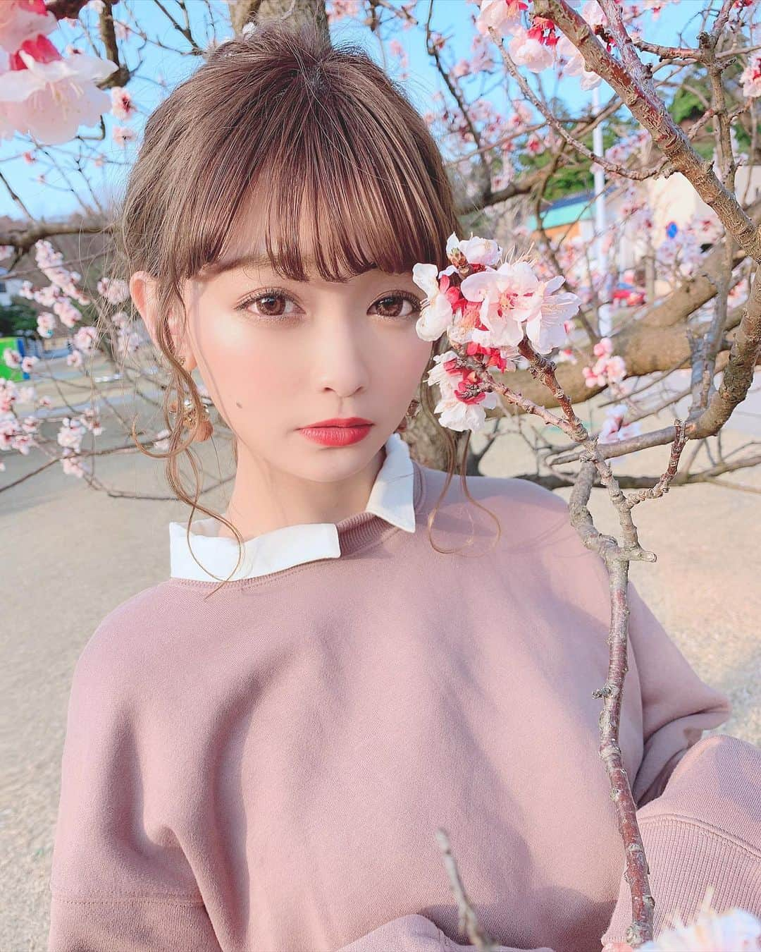 りなてぃさんのインスタグラム写真 - (りなてぃInstagram)「﻿ ﻿ ﻿ ﻿ ぴょん🐰💓←は﻿ ﻿ 21世紀美術館の前にもう桜🌸咲いてた！！﻿ かわいかった〜💭﻿ ﻿ ﻿ そしておくれ毛の♾こうなってる感じすき←﻿ わかるかな？🤔😂💭﻿ ﻿ ﻿ そして今日髪染めてもらったの🤤💭﻿ とってもすきな感じで大満足！！！﻿ @kasshi1018 いつもほんとにありがとう👨🏻﻿ ﻿ また髪色はストーリーでも載せるね💓﻿ ﻿ ﻿ ﻿ この間も店員さんに﻿ 髪ちゅるちゅるですね🥺言われたのが嬉しくて﻿ 最近さらにヘアケアに気合い入れてる（単純）🤓﻿ ﻿ ﻿ つぎ染めるときグリーンというかアッシュ系以外に﻿ してみようかなぁと。💭﻿ ﻿ 迷うなぁ何色系がいいかなぁ🥺﻿ て言いながらグリーン系にしてる可能性ある😂﻿ ﻿ ﻿ ﻿ #ヘアアレンジ #アレンジヘア #編みおろし﻿﻿﻿ #編みおろしアレンジ  #カラコン #アイメイク﻿﻿﻿﻿ #デカ目メイク #ネイル #コスメ #コスメ好き ﻿﻿﻿﻿ #金沢旅行 #金沢グルメ #金沢観光 #GU﻿ #山中温泉 #金沢21世紀美術館 #21世紀美術館﻿﻿ ﻿﻿ ﻿ ﻿」3月26日 20時55分 - rinatea_25