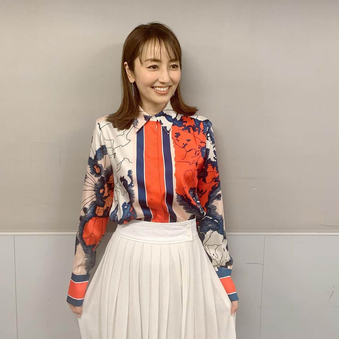 矢田亜希子さんのインスタグラム写真 - (矢田亜希子Instagram)「今日の番組、ニンゲン観察モニタリングの衣装☆ シャツ @victoriabeckham  スカート @ragandbone  ジュエリー @ileanamakri」3月26日 21時07分 - akiko_yada