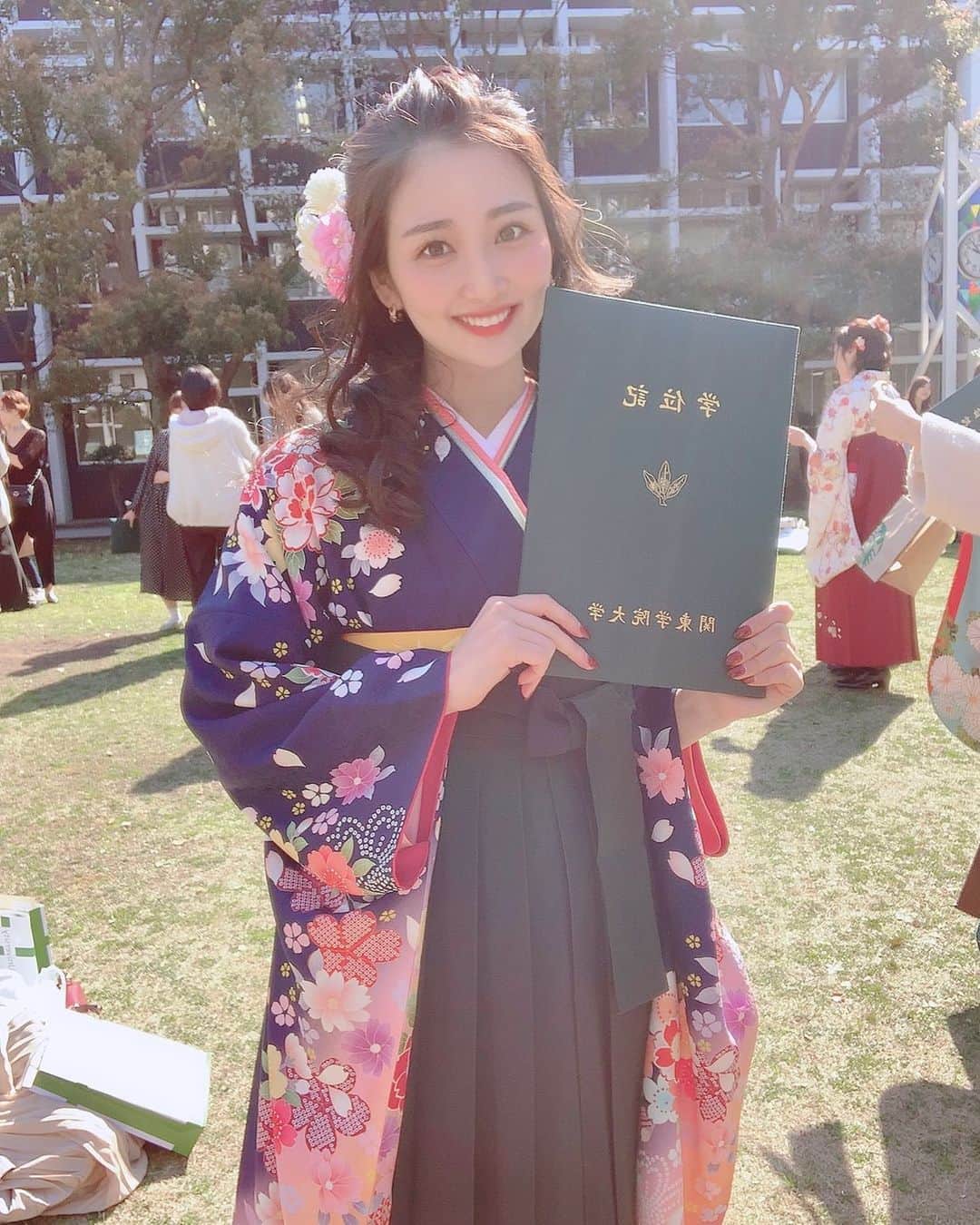 小磯陽香のインスタグラム：「大学無事卒業することができました🎓🌸 4年間大変なこといっぱいあったけど、周りの友達や家族みんなに助けてもらって今ここにいれてるなと思ってます。本当に感謝でしかないです😌💓 そして、今までずっと応援してくれてたファンの皆さん。いつも優しく声をかけてくれてて。それが凄く励みになってました！ 今後も私らしく頑張っていくので、これからも応援よろしくお願いします🥰💓 #卒業 #大学生 #大学卒業」