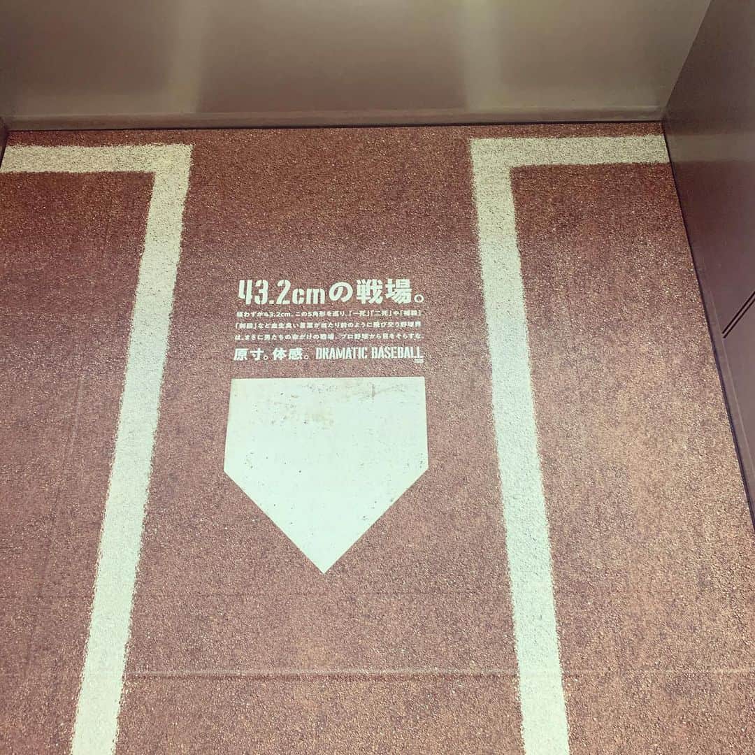 一三さんのインスタグラム写真 - (一三Instagram)「とあるテレビ局のエレベーターの床。  そう，にっくき読売💢  今年こそは，我が愛しの阪神タイガースが優勝するぞ‼️ 藤浪がコロナにかかったらしいけど…」3月26日 21時03分 - ichizou.co.jp
