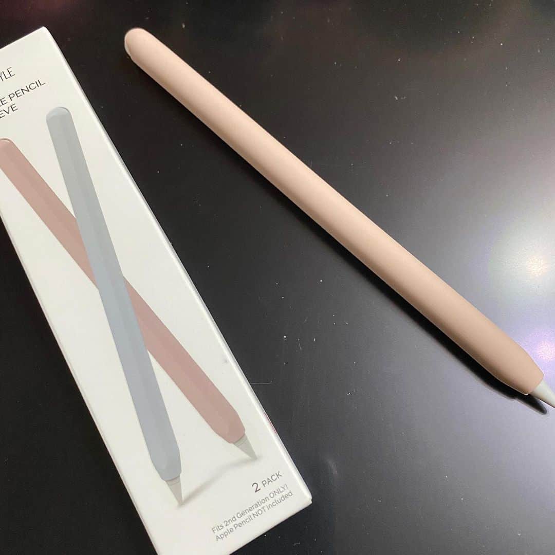 野間美由紀のインスタグラム：「Apple Pencil 2、ちょっと細いような気がしたので、滑り止めも兼ねてシリコンカバー買ってみました。このまま充電可能なタイプです。  https://amzn.to/3amzOZk」