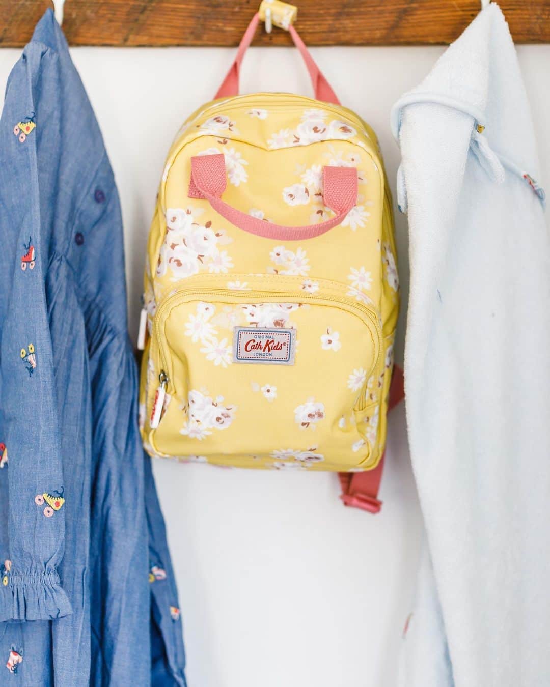 のインスタグラム：「デイジーとローズのブーケが愛らしいキッズリュックで新学期の準備を💐﻿ ﻿ ポップなイエローカラーが、元気いっぱいなあの子の背中を彩ります。﻿ ﻿ #キャスキッズ の新作コレクションはプロフィール欄のリンクから﻿ ﻿ #キャスキッドソン #キッズリュック #新学期準備 #キッズバックパック #入学祝い」