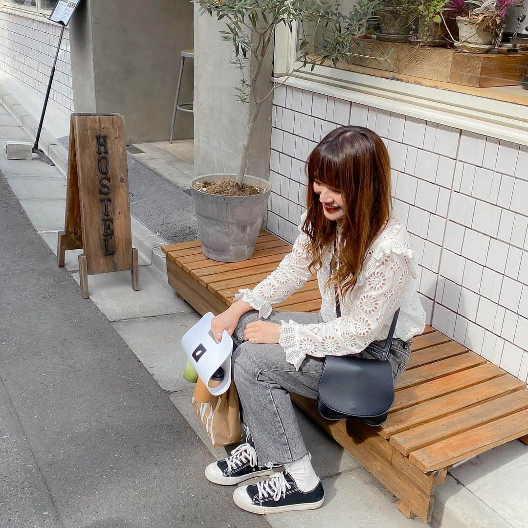 かほこ。さんのインスタグラム写真 - (かほこ。Instagram)「ㅤㅤㅤㅤㅤㅤㅤㅤㅤㅤㅤㅤㅤ ㅤㅤㅤㅤㅤㅤㅤㅤㅤㅤㅤㅤㅤ blouse & denim : #zara #ザラ bag : #toneselectgoods sneakers : #無印良品 ㅤㅤㅤㅤㅤㅤㅤㅤㅤㅤㅤㅤㅤ ブラウスはいつかのセールで、ブラックデニムは去年、購入したもの。インナーはユニクロの白のキャミブラトップを着てます！ ㅤㅤㅤㅤㅤㅤㅤㅤㅤㅤㅤㅤㅤ ウエストゆるいのでベルトしたけどなんかちょっとずれてたな？ブラウスが甘々なのでモノトーンでまとめました。全部プチプラ❤︎ ㅤㅤㅤㅤㅤㅤㅤㅤㅤㅤㅤㅤㅤ マスクにより前髪がボサァ ㅤㅤㅤㅤㅤㅤㅤㅤㅤㅤㅤㅤㅤ #kaho_fashion」3月26日 21時11分 - xxokohakxx