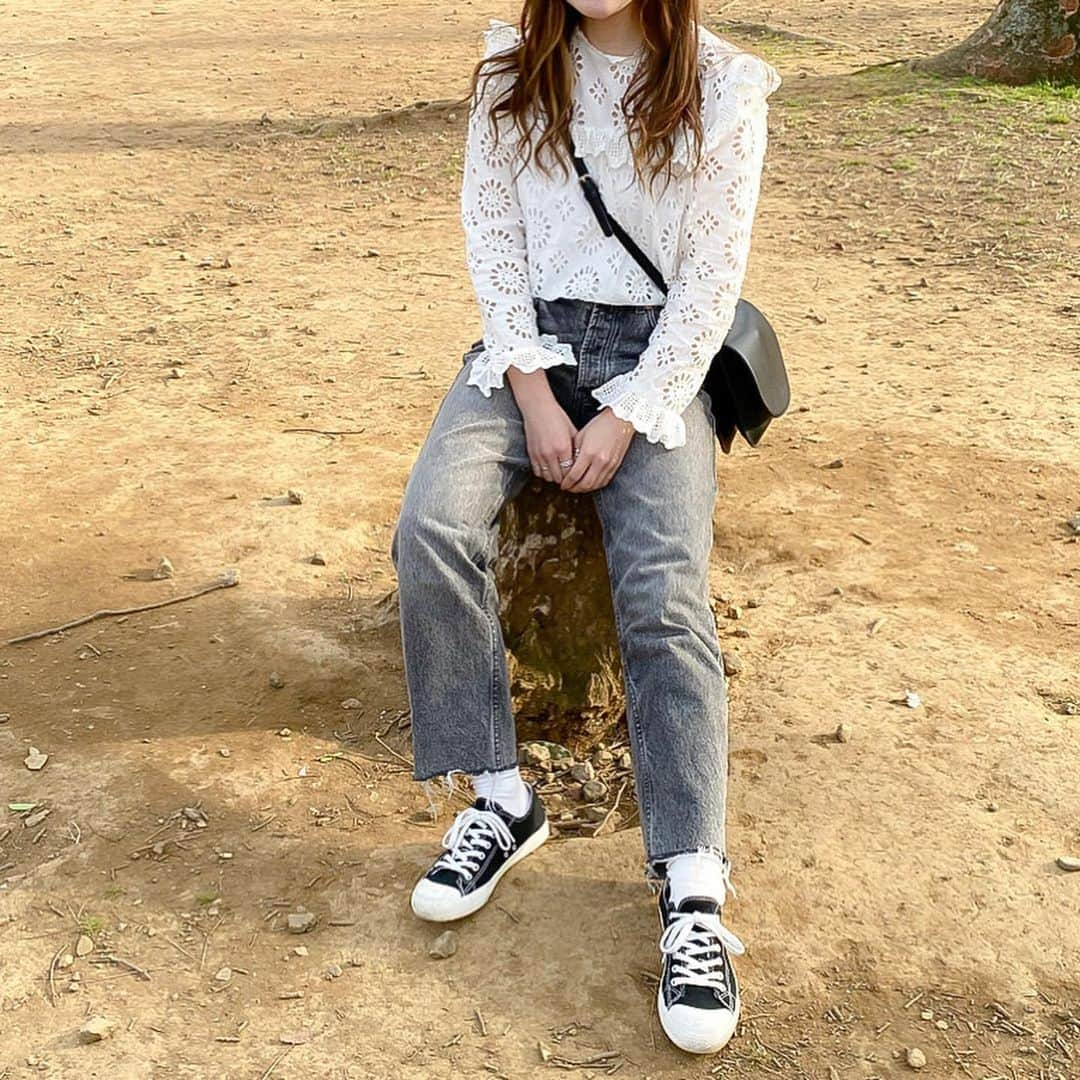 かほこ。さんのインスタグラム写真 - (かほこ。Instagram)「ㅤㅤㅤㅤㅤㅤㅤㅤㅤㅤㅤㅤㅤ ㅤㅤㅤㅤㅤㅤㅤㅤㅤㅤㅤㅤㅤ blouse & denim : #zara #ザラ bag : #toneselectgoods sneakers : #無印良品 ㅤㅤㅤㅤㅤㅤㅤㅤㅤㅤㅤㅤㅤ ブラウスはいつかのセールで、ブラックデニムは去年、購入したもの。インナーはユニクロの白のキャミブラトップを着てます！ ㅤㅤㅤㅤㅤㅤㅤㅤㅤㅤㅤㅤㅤ ウエストゆるいのでベルトしたけどなんかちょっとずれてたな？ブラウスが甘々なのでモノトーンでまとめました。全部プチプラ❤︎ ㅤㅤㅤㅤㅤㅤㅤㅤㅤㅤㅤㅤㅤ マスクにより前髪がボサァ ㅤㅤㅤㅤㅤㅤㅤㅤㅤㅤㅤㅤㅤ #kaho_fashion」3月26日 21時11分 - xxokohakxx