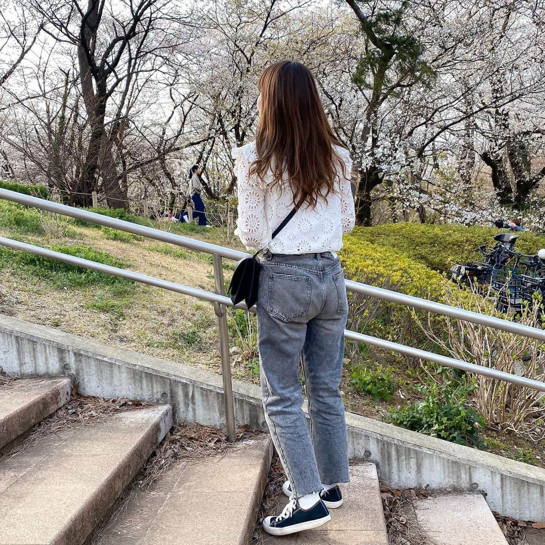 かほこ。さんのインスタグラム写真 - (かほこ。Instagram)「ㅤㅤㅤㅤㅤㅤㅤㅤㅤㅤㅤㅤㅤ ㅤㅤㅤㅤㅤㅤㅤㅤㅤㅤㅤㅤㅤ blouse & denim : #zara #ザラ bag : #toneselectgoods sneakers : #無印良品 ㅤㅤㅤㅤㅤㅤㅤㅤㅤㅤㅤㅤㅤ ブラウスはいつかのセールで、ブラックデニムは去年、購入したもの。インナーはユニクロの白のキャミブラトップを着てます！ ㅤㅤㅤㅤㅤㅤㅤㅤㅤㅤㅤㅤㅤ ウエストゆるいのでベルトしたけどなんかちょっとずれてたな？ブラウスが甘々なのでモノトーンでまとめました。全部プチプラ❤︎ ㅤㅤㅤㅤㅤㅤㅤㅤㅤㅤㅤㅤㅤ マスクにより前髪がボサァ ㅤㅤㅤㅤㅤㅤㅤㅤㅤㅤㅤㅤㅤ #kaho_fashion」3月26日 21時11分 - xxokohakxx