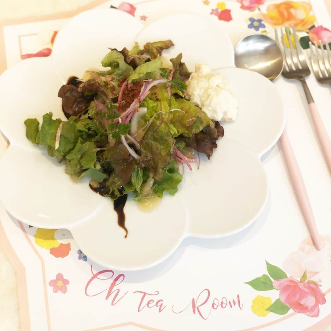 湯浅喬子さんのインスタグラム写真 - (湯浅喬子Instagram)「@ch.tearoom 🍴 . with @mii__yu @risa.risa.k 🌸 いつも喋り足りない🤤 . ロイヤルミルクティが おすすめです♥️」3月26日 21時12分 - kyorco