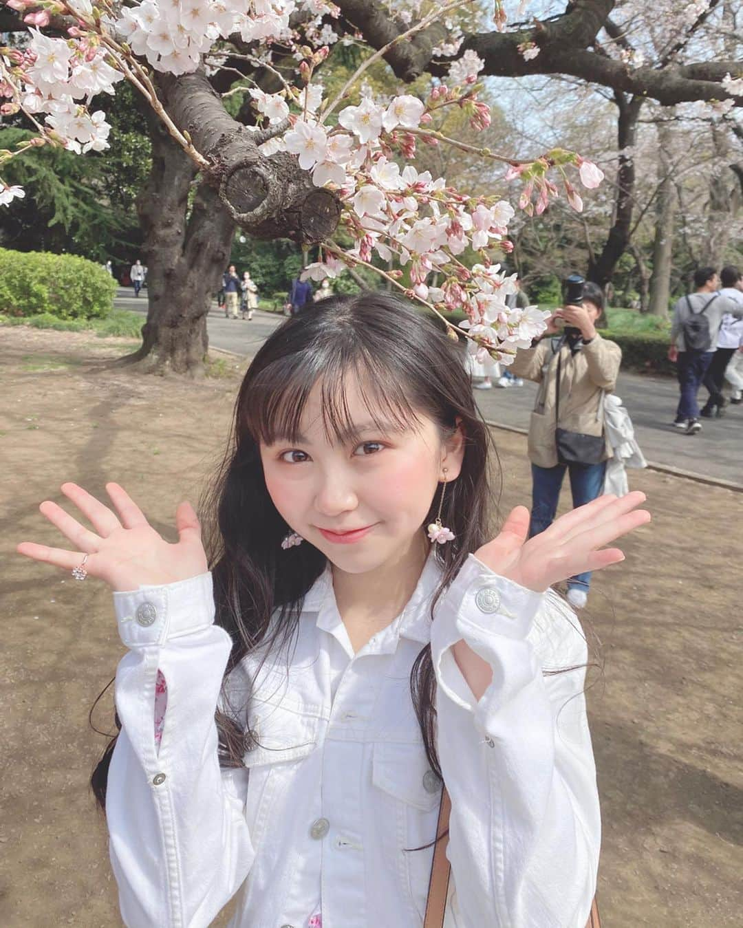 須田理夏子さんのインスタグラム写真 - (須田理夏子Instagram)「・ ・ ・ 桜いっぱい咲いてた〜🌸 #高校生 #jkブランド #jk  #おしゃれ  #me #系統バラバラ系女子  #須田理夏子 #乃木坂46  #乃木坂好きな人と繋がりたい #乃木坂好きな女ヲタさんと繋がりたい #乃木坂 #3期生 #岩本蓮加 #岩本蓮加推し #photo #photography #followｍe #他撮り #巻き髪  #桜  #新宿御苑」3月26日 21時12分 - sudarikako