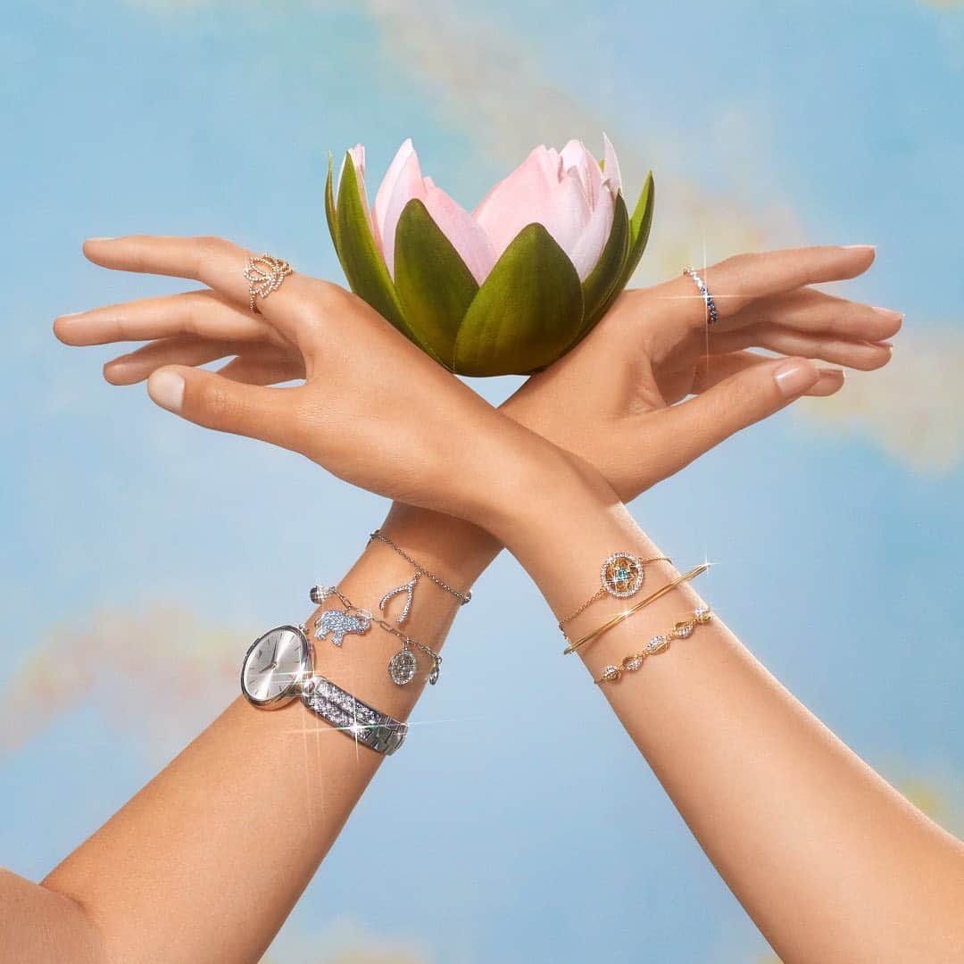 SWAROVSKIさんのインスタグラム写真 - (SWAROVSKIInstagram)「It’s time to lift yourself up with our graceful Swarovski bracelets and watches. #SparkDelight」3月26日 21時18分 - swarovski