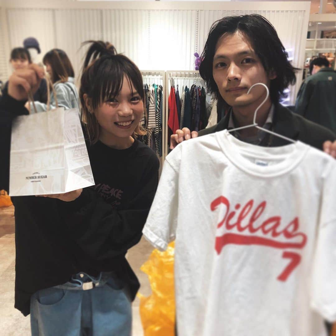 長坂 睦生さんのインスタグラム写真 - (長坂 睦生Instagram)「ちーちゃんのpop up!!!お疲れ様! Tシャツを選んでもらって購入。数少ない同い年の友達✌︎」3月26日 21時21分 - mutsukinagasaka