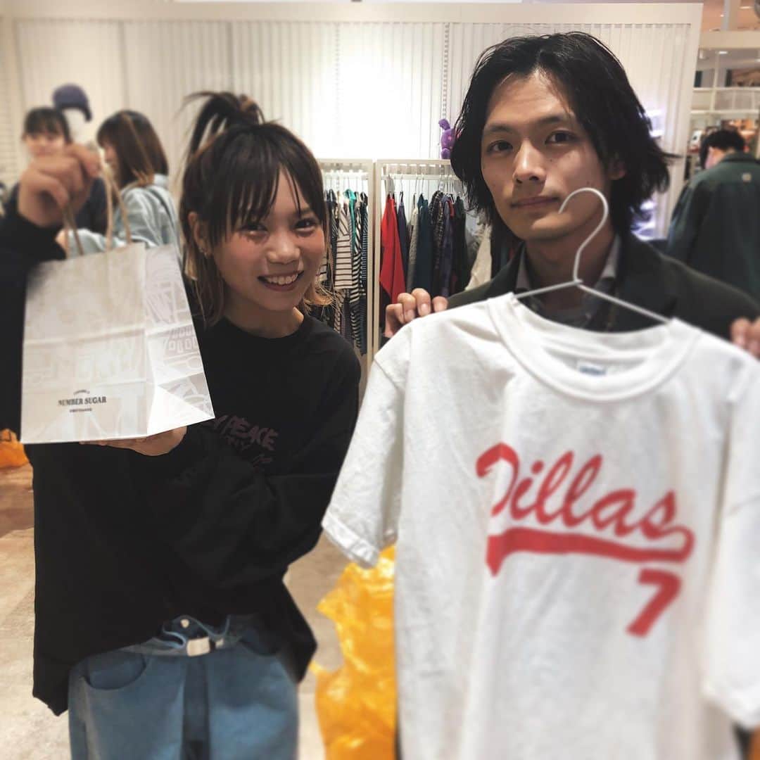 長坂 睦生のインスタグラム：「ちーちゃんのpop up!!!お疲れ様! Tシャツを選んでもらって購入。数少ない同い年の友達✌︎」