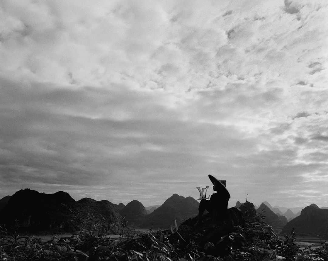 ルイ・ヴィトンさんのインスタグラム写真 - (ルイ・ヴィトンInstagram)「An invitation to travel back in time:​ Guilin, China, 1986  Against the backdrop of the majestic Guilin mountains, Jean Larivière captured a child waiting for Halley's Comet in one of his #SpiritofTravel photographs for #LouisVuitton  Photograph "Child in Guilin" from @jean_lariviere’s "L'Oeuvre" Portfolio published in 2011.」3月26日 21時23分 - louisvuitton