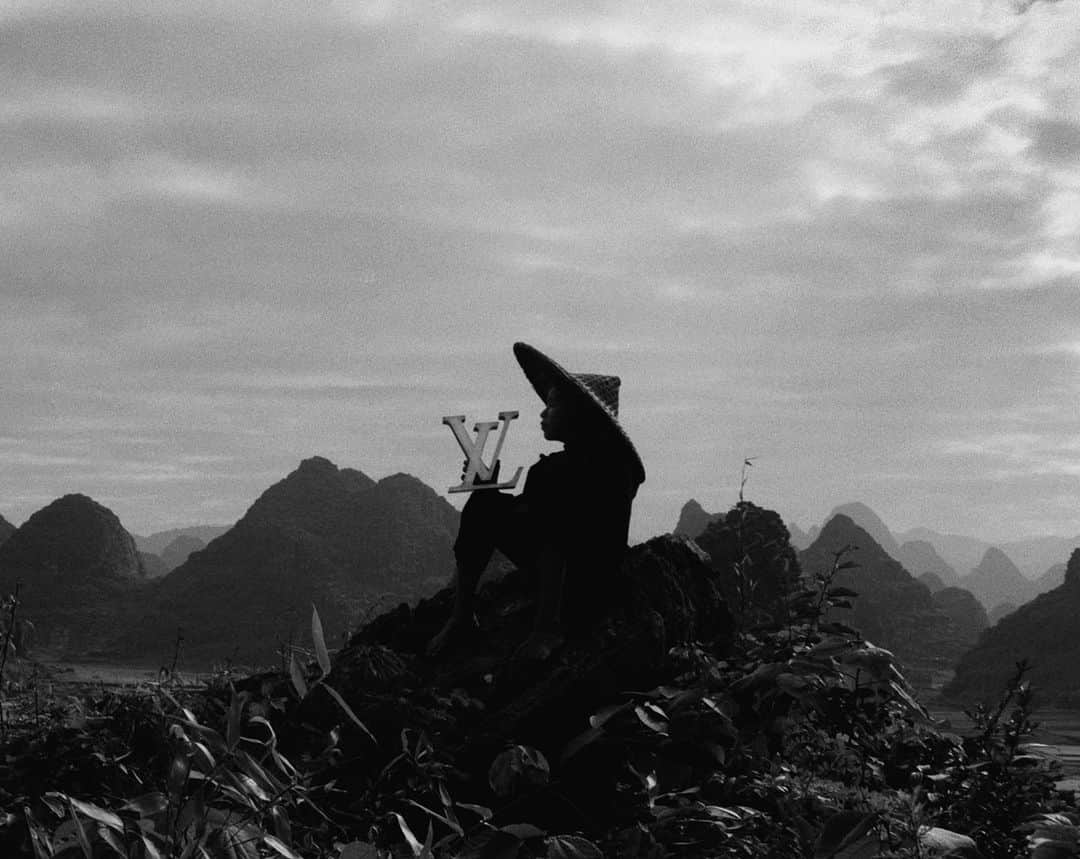 ルイ・ヴィトンさんのインスタグラム写真 - (ルイ・ヴィトンInstagram)「An invitation to travel back in time:​ Guilin, China, 1986  Against the backdrop of the majestic Guilin mountains, Jean Larivière captured a child waiting for Halley's Comet in one of his #SpiritofTravel photographs for #LouisVuitton  Photograph "Child in Guilin" from @jean_lariviere’s "L'Oeuvre" Portfolio published in 2011.」3月26日 21時23分 - louisvuitton