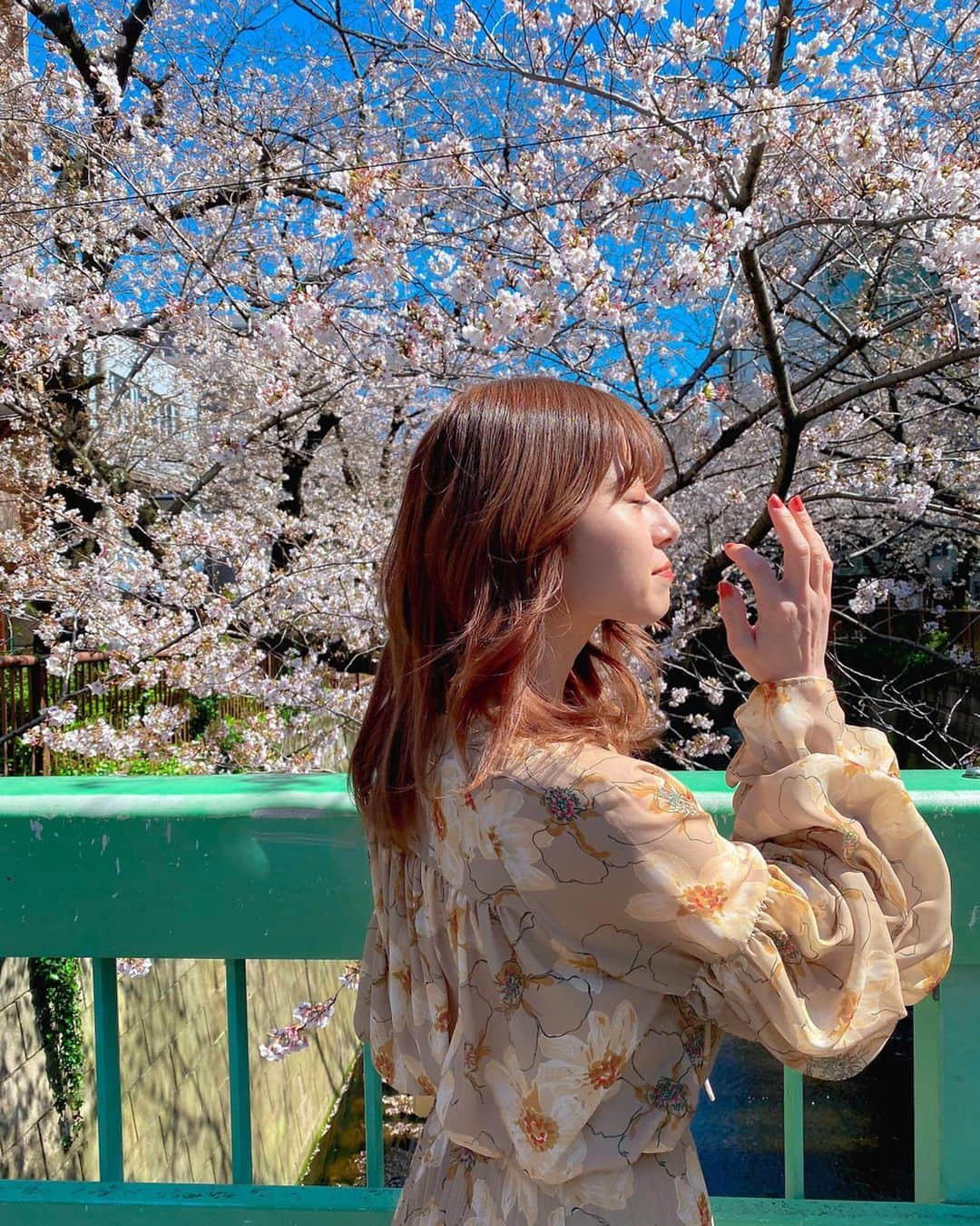 黒坂優香子さんのインスタグラム写真 - (黒坂優香子Instagram)「🌸 ・ ・ 先日、仕事の帰り道に桜が…😍🌸 (もちろんこの後すぐマスクつけたよ！) ・ ・ 早く安心して過ごせる日々が来ますように…🙏 手洗い、うがいを忘れずに、 睡眠もたくさんとって免疫力下がらないようにしようね！ みんなで一緒に乗り切っていこう🙏✨ またインスタライブするね♡ ・ ・  お洋服は　@drwcys_official ♡ セットアップなの！ と言いつつ全然写ってないのでまた載せるね♡」3月26日 21時23分 - yukakokurosaka0606