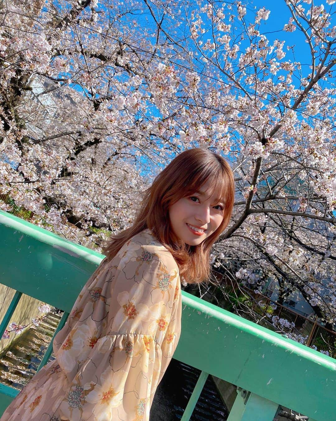 黒坂優香子さんのインスタグラム写真 - (黒坂優香子Instagram)「🌸 ・ ・ 先日、仕事の帰り道に桜が…😍🌸 (もちろんこの後すぐマスクつけたよ！) ・ ・ 早く安心して過ごせる日々が来ますように…🙏 手洗い、うがいを忘れずに、 睡眠もたくさんとって免疫力下がらないようにしようね！ みんなで一緒に乗り切っていこう🙏✨ またインスタライブするね♡ ・ ・  お洋服は　@drwcys_official ♡ セットアップなの！ と言いつつ全然写ってないのでまた載せるね♡」3月26日 21時23分 - yukakokurosaka0606