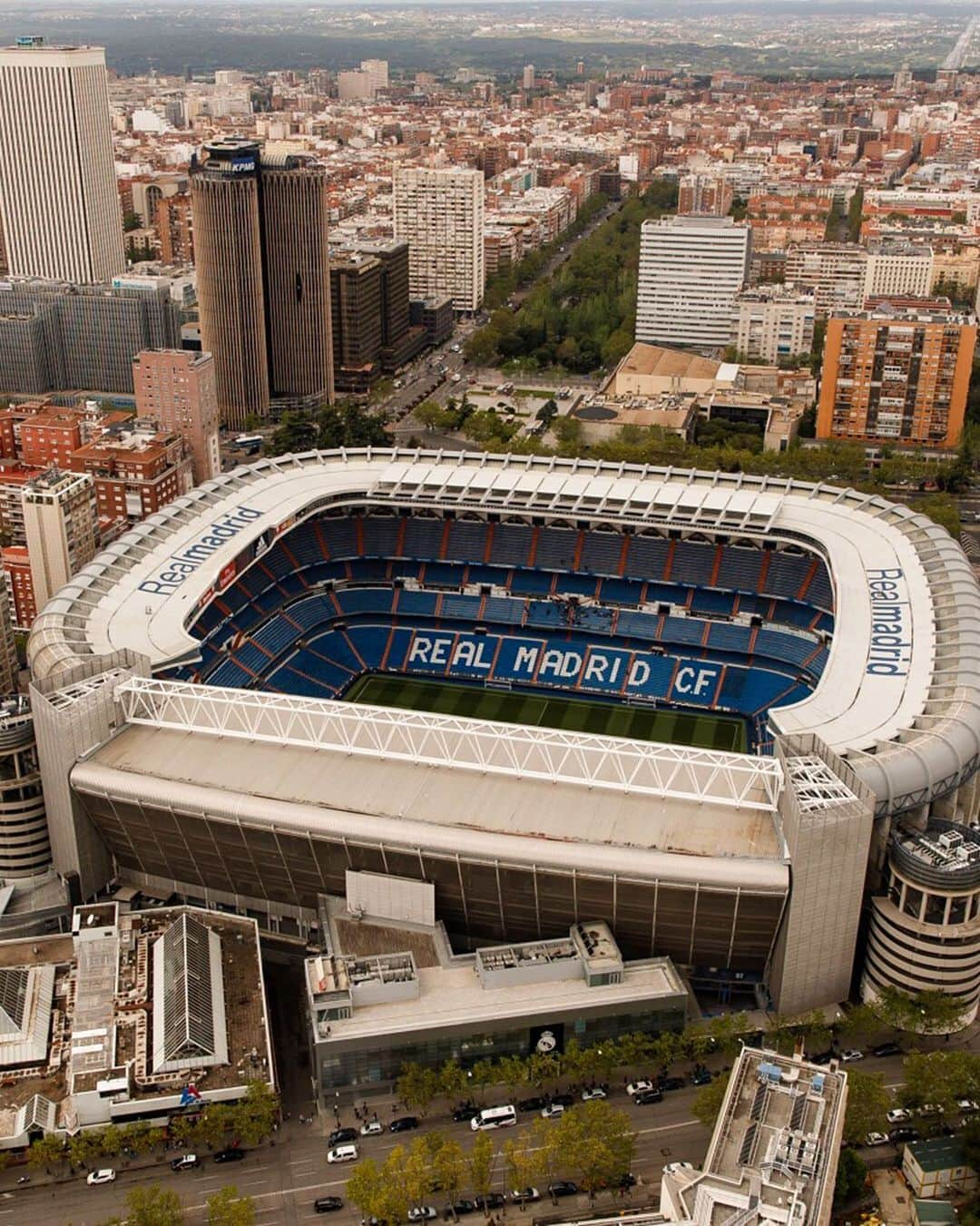 レアル・マドリードさんのインスタグラム写真 - (レアル・マドリードInstagram)「El @RealMadrid y el @DeporteGob impulsan un gran centro de aprovisionamiento de material sanitario en el Santiago Bernabéu. - Real Madrid and High Court for Sport open large medical supplies centre at the Santiago Bernabéu. 🔗 NOTICIA: Link en bio #YoMeQuedoEnCasa | #StayHome | #RealMadrid」3月26日 21時27分 - realmadrid