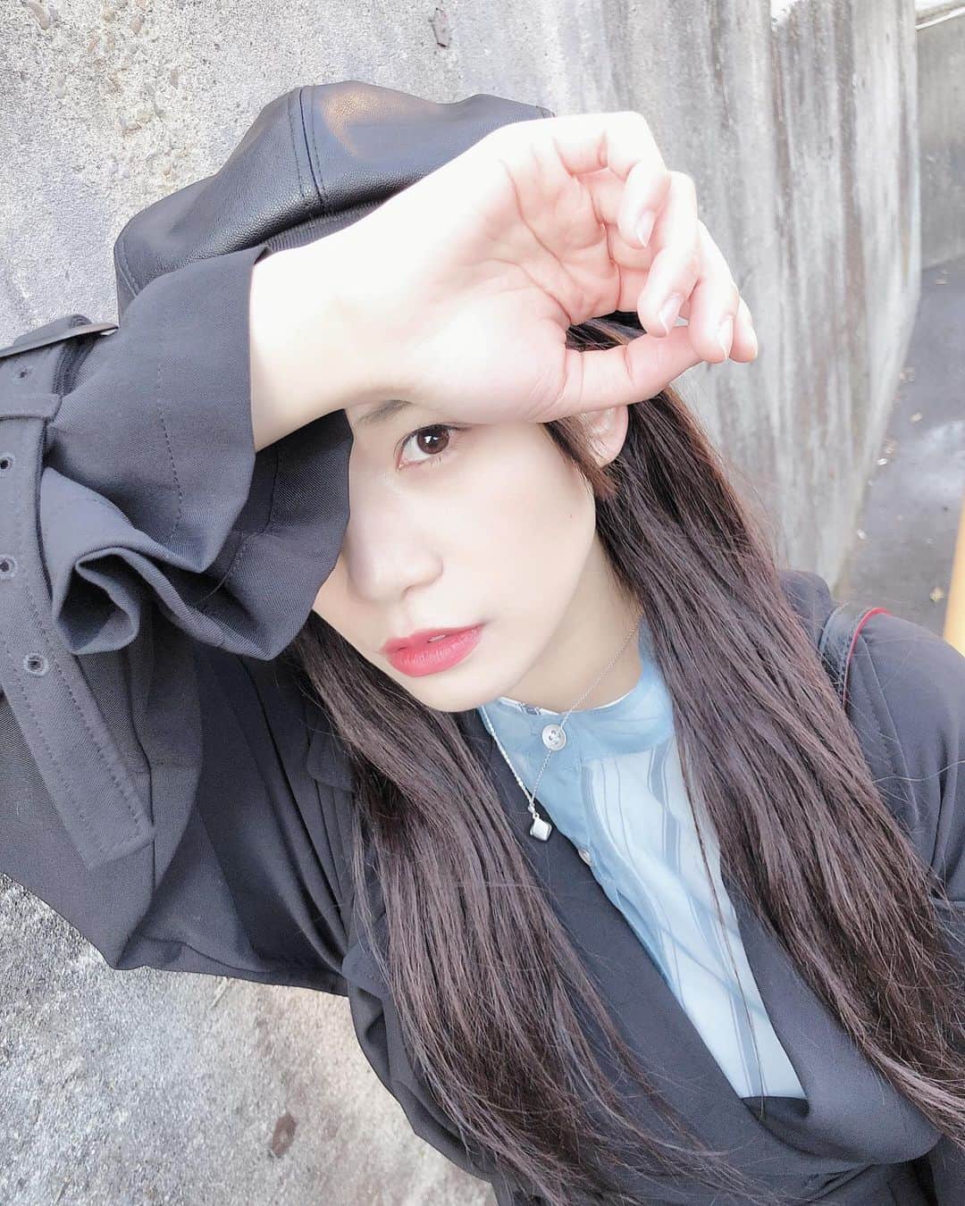 橘ひなたのインスタグラム：「💭😎 嫌なニュースが続いてますが、こんな時こそ普段出来ないおうちの事やおうちでの楽しみを見つけて有意義に過ごそうねっ💭✌🏻️ 意外とやらなきゃいけない事、見つけてなかった楽しみが見つかるかも！！ * 私は家事をしたり、観たかった映画、まだ公開してない趣味、普段ではハマらないゲームの楽しさも見つけられたよ！何事も楽しんで過ごす意識をしてます💭😋 * * だって人生楽しんだ方がいいじゃんっ みんな〜笑顔で毎日を楽しもうね！ * * * そして、必要以上の外出はもちろん…買い占めは以ての外です！一人一人が思いやりを忘れずに、自分の為、世の中の為に行動して欲しいな〜っ * 私も外出は控えようと今日改めて深く思ったのだ！一緒に乗り越えようねっ」