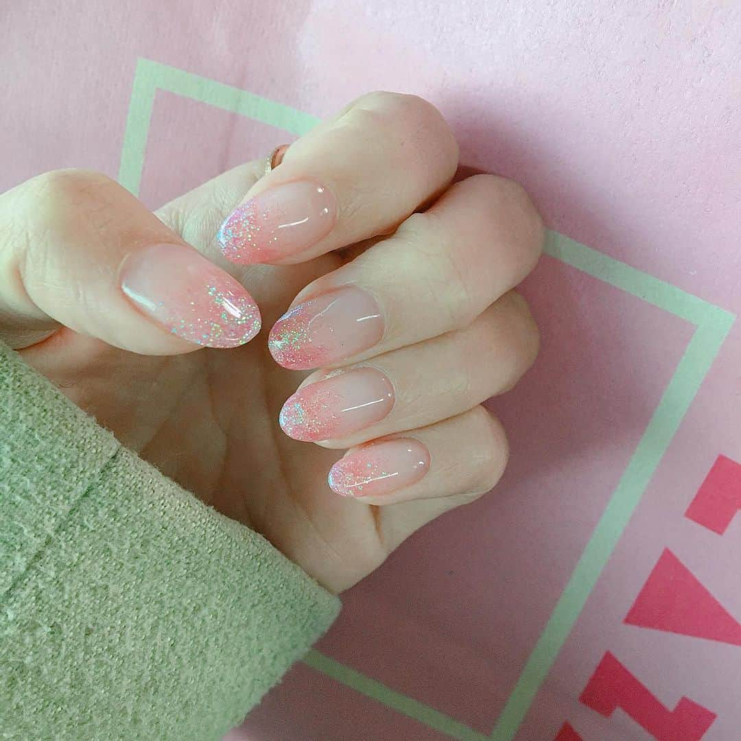 ゆうきのインスタグラム：「新しいつめ  #gelnails #ジェルネイル #gradation #gradationnail #グラデーションネイル #pink #pinknails #ピンクネイル #ピンク #春カラー #春カラーネイル #キラキラ」