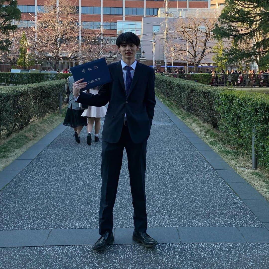鈴木志遠のインスタグラム：「立教大学を卒業しました！ 仲良くしてくれたみなさまありがとうございます。  ちなみに兄の学位記です。」