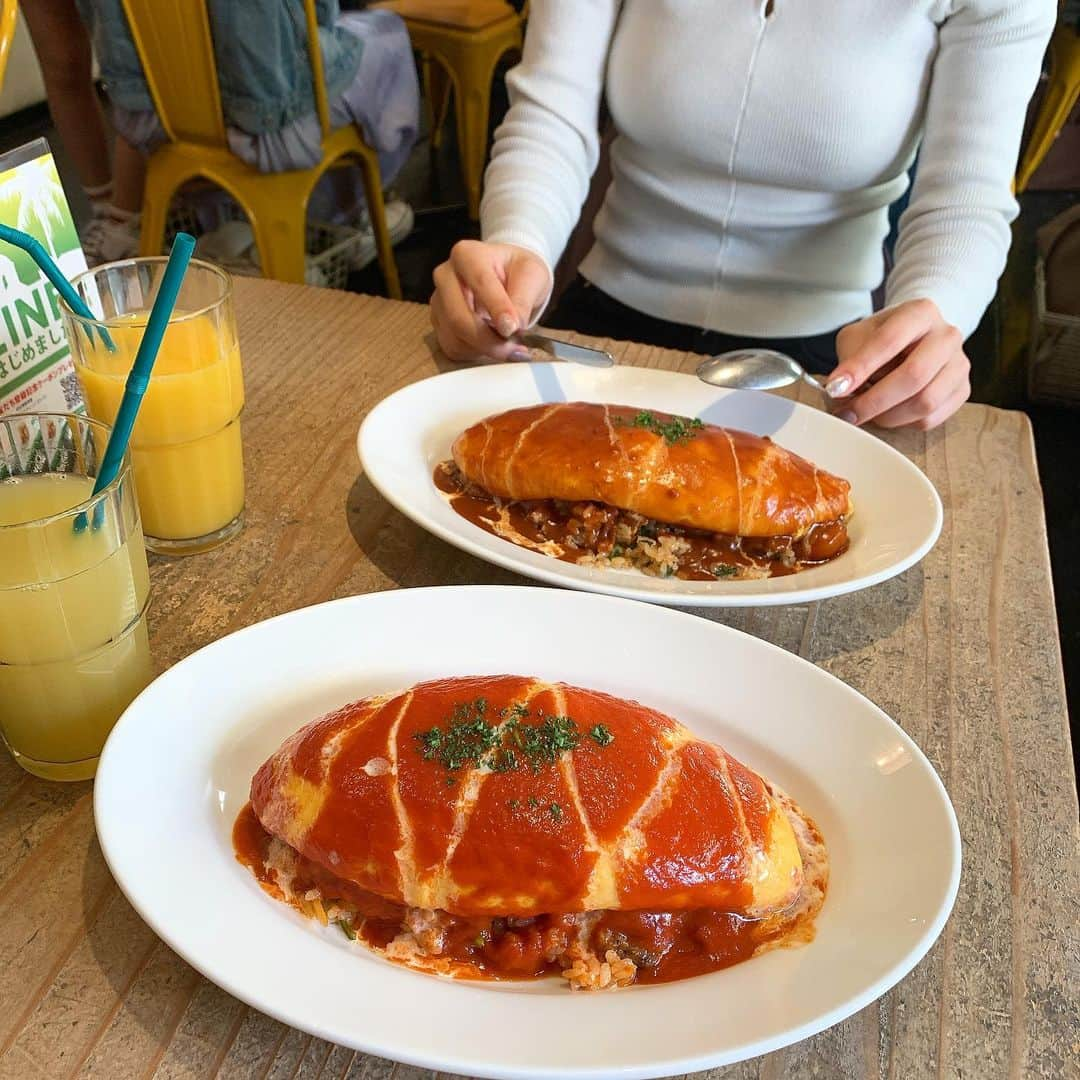 りょうくんグルメさんのインスタグラム写真 - (りょうくんグルメInstagram)「【自由が丘　パームスカフェ】 自由が丘ランチと言えばここ！！！ ㅤㅤㅤㅤㅤㅤㅤㅤㅤㅤㅤㅤㅤ 🏠#自由が丘　#パームスカフェ 🚶‍♂️自由が丘駅徒歩1分 📖チキンオムライス(¥1000+tax) エビと大葉の和風オムライス(¥1000+tax)  超卵ふわとろ オムライスの中身がピラフ チキンライスはこってり感も最高 和風の方は大葉のさっぱり感最高。 かなり激うま ボリュームも十分 一番好きかもレベルでここ好き ㅤㅤㅤㅤㅤㅤㅤㅤㅤㅤㅤㅤㅤ 途中味飽きるから 友達と途中交換して二度おいしかった。 ㅤㅤㅤㅤㅤㅤㅤㅤㅤㅤㅤㅤㅤ  平日ランチがオール1000円でミニサラダとドリンクバー付き。 オレンジジュース最高 パイナップルジュース最高 コスパ最高 ㅤㅤㅤㅤㅤㅤㅤㅤㅤㅤㅤㅤㅤ 土日はランチに＋300円でドリンクバーがつくから平日がお得  まじ雰囲気最高 おしゃべりずっとできる ランチメニュー豊富なのも推せる 3種チーズのツナメルトサンドうまそう。 ㅤㅤㅤㅤㅤㅤㅤㅤㅤㅤㅤㅤㅤ 平日昼間でも5組待ち ランチは女性かなり多い。 9割女性。 制服のJKから大人までいる。 ㅤㅤㅤㅤㅤㅤㅤㅤㅤㅤㅤㅤㅤ 普通の席と離れてるけどわんちゃんOKな席ある。 席数多い ㅤㅤㅤㅤㅤㅤㅤㅤㅤㅤㅤㅤㅤ  ここやっぱり最高すぎる。  ㅤㅤㅤㅤㅤㅤㅤㅤㅤㅤㅤㅤㅤ 東京都目黒区自由が丘1-29-17 持田ビル　２Ｆ  営業時間 11:30～23:00L．O22:30  平日ランチタイム11:30〜15:00」3月26日 21時41分 - uryo1113