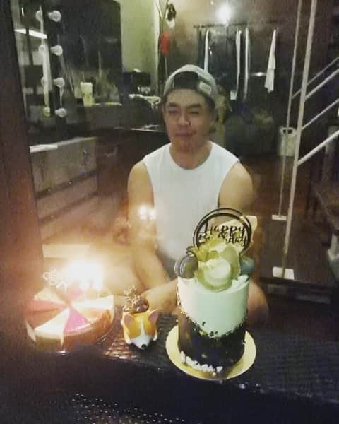ヒューバートのインスタグラム：「This is gonna be one memorable birthday.......thanks @zuhaozuhao and @hellokeezy for the cakes!! Thanks @christine.xtine for being an awesome.......candle blower. Recorded by @ivancbz 🎉 🎊 🎂」