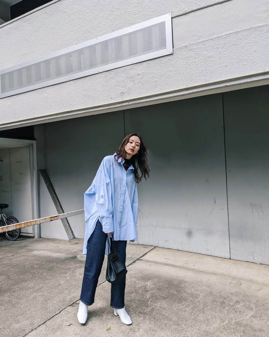Shiho Sasakiのインスタグラム：「今日もぽかぽかでouterいらずの天気☀️ PLAIN JEANSもいい感じに馴染んできていい感じ👖 ラフにシャツで合わせても可愛い✌️ #MOUSSYPLAINJEANS #MOUSSY #MOUSSYSNAP #MOUSSYJEANS #pixelで撮影#team_pixel#baroque_pixel」