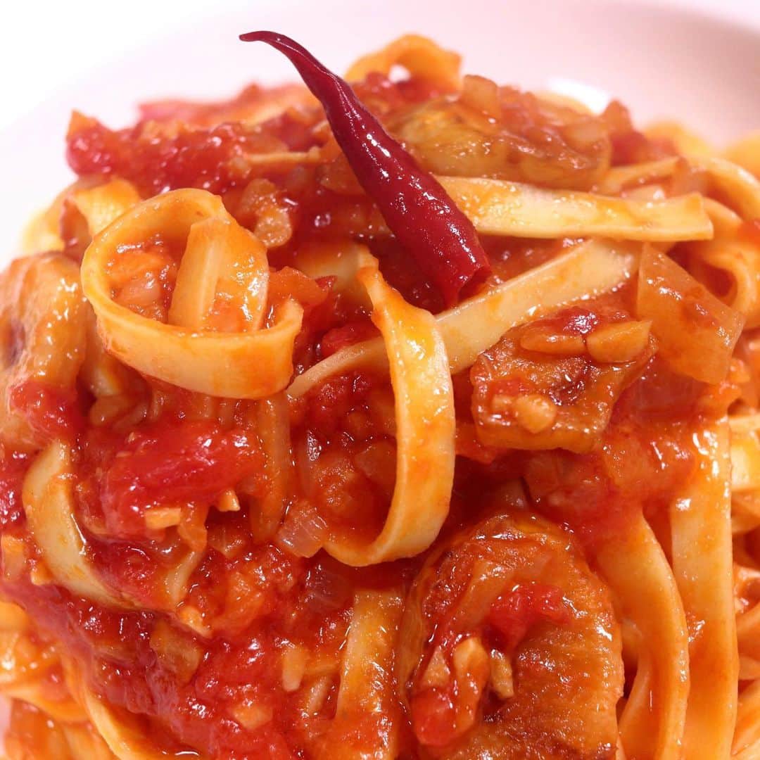 クッキングSパパさんのインスタグラム写真 - (クッキングSパパInstagram)「娘のリクエストで作った”トマトとにんにくのスパゲティ”です。 今回はフェットチーネを使用。娘歓喜でした＾＾ レシピ：https://cookpad.com/recipe/5772687  #カプリチョーザ #再現料理 #トマトとニンニクのパスタ# Sパパ #papadesuyo777 #クッキングSパパ #料理好きな人と繋がりたい」3月26日 21時51分 - cookingspapa