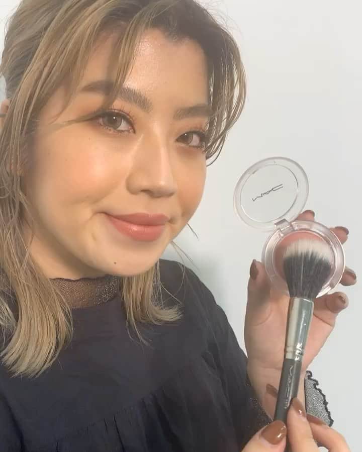 M∙A∙C Cosmetics Japanのインスタグラム：「【いよいよ明日発売！】﻿ 弾力のある新感覚テクスチャーのチーク、﻿グロープレイ ブラッシュが新登場！﻿ モーヴカラーの[ブラッシュ, プリーズ］で﻿クールな印象へ✨﻿ 仕上がりは2枚目をチェック👉﻿ ㅤㅤ﻿ㅤ ㅤ﻿ㅤ *3月27日(金) 公式オンラインショップ＆全国発売﻿  ㅤ﻿ㅤ  ㅤ﻿ㅤ  MAKEUP & MODEL: M·A·C ARTIST RIE HIROO @macpro_tokyo ﻿ㅤ ㅤㅤ﻿ㅤ #MACGlowPlay﻿ #MACグロープレイブラッシュ﻿ ㅤㅤ﻿ㅤ #MACCosmeticsJapan #MACCosmetics #MAC #MACコスメ #コスメ #メイク #化粧品 #デパコス #コスメ部 #コスメ好きさんと繋がりたい #コスメ紹介 #おすすめコスメ #新作コスメ #春メイク #春コスメ #ピンクメイク #チーク #クリームチーク #ピンクチーク #オレンジチーク #ベージュチーク #コーラルチーク #血色 #血色感 #トレンド #トレンドメイク #macglowplayblush」