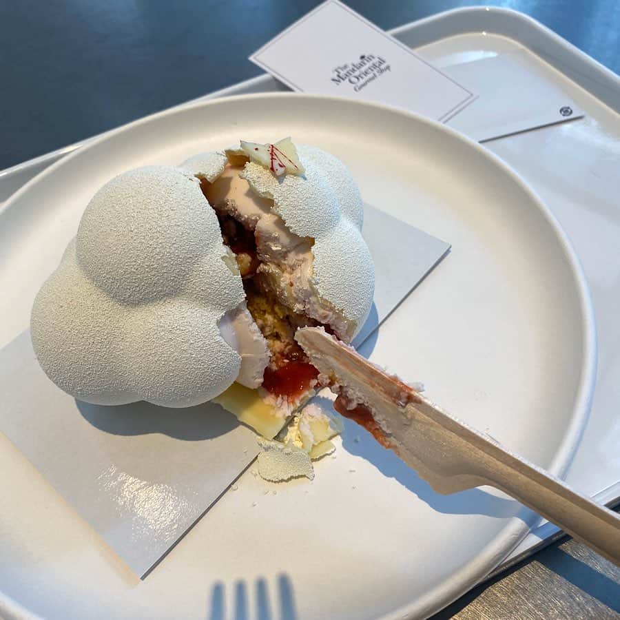 山尾梨奈さんのインスタグラム写真 - (山尾梨奈Instagram)「〻 東京に行った時の話. . . 開店前から並ぶ人気のケーキみたいで たまたま開店前に近くにいたので 並んで食べてみました☁️. . @mo_tokyo のロビーから入ったら kumoですか？ってすぐ案内して下さったから いっぱいの人が食べに来るんやろな... . 雲の中は季節によって変わるらしくて 今の時期は苺みたいです！結構甘め！！. . #tokyo #東京カフェ #三越前カフェ #mandarinorientaltokyo #kumo #ケーキ」3月26日 21時53分 - yamarina_1210