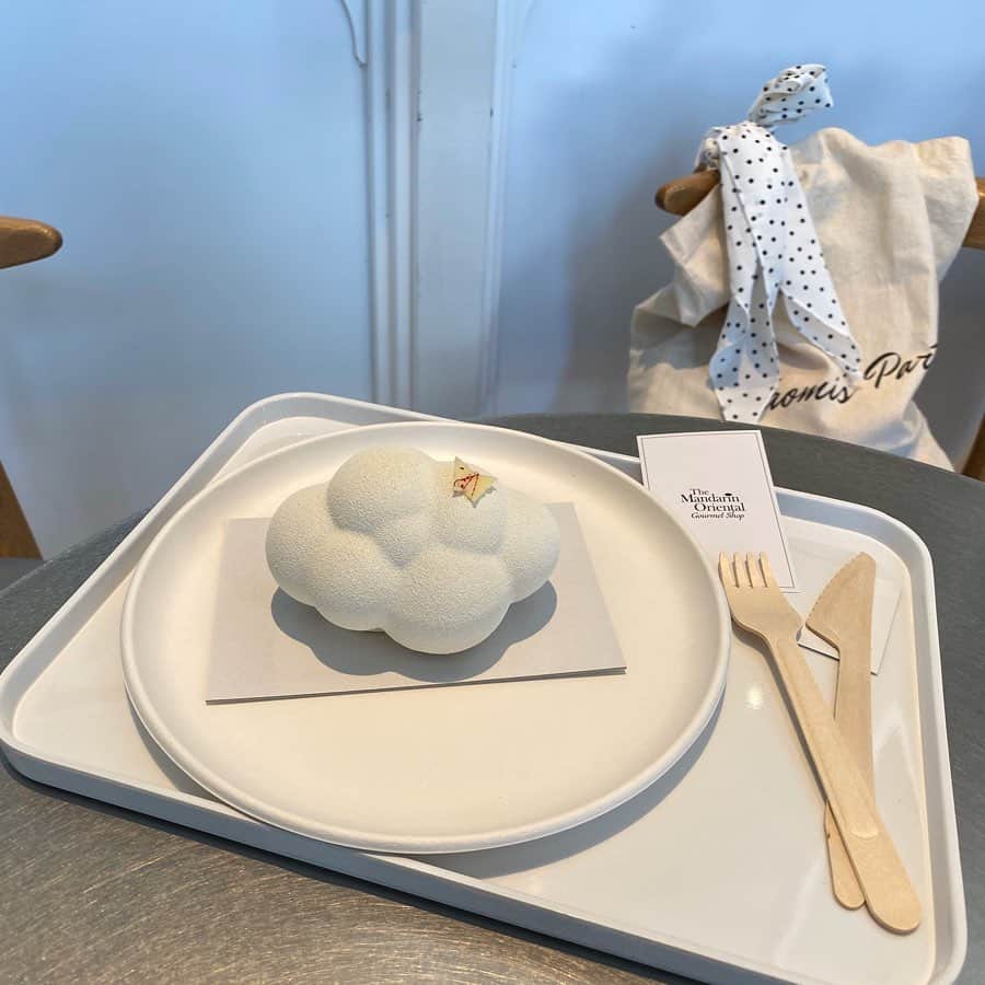 山尾梨奈さんのインスタグラム写真 - (山尾梨奈Instagram)「〻 東京に行った時の話. . . 開店前から並ぶ人気のケーキみたいで たまたま開店前に近くにいたので 並んで食べてみました☁️. . @mo_tokyo のロビーから入ったら kumoですか？ってすぐ案内して下さったから いっぱいの人が食べに来るんやろな... . 雲の中は季節によって変わるらしくて 今の時期は苺みたいです！結構甘め！！. . #tokyo #東京カフェ #三越前カフェ #mandarinorientaltokyo #kumo #ケーキ」3月26日 21時53分 - yamarina_1210