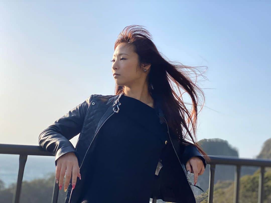 のインスタグラム：「好きなんだよ この大自然 どこまでも続く海も 色を変える空も 色づく緑も 顔が違う花も 風と舞う土も全て  でも山の食べ物嫌いなんだごめんな  #癒し #居場所 #ベストプレイス #大自然 #静岡 #海 #オフショット #強風 #思い出 #春 #ポートレート #ファインダー越しの私の世界 #游姫 #shizuoka #portrait #spring #offshot #shoot #seaview #memories #niceday #tattoomodel #japanesegirl #japan_photo #beautifulview」