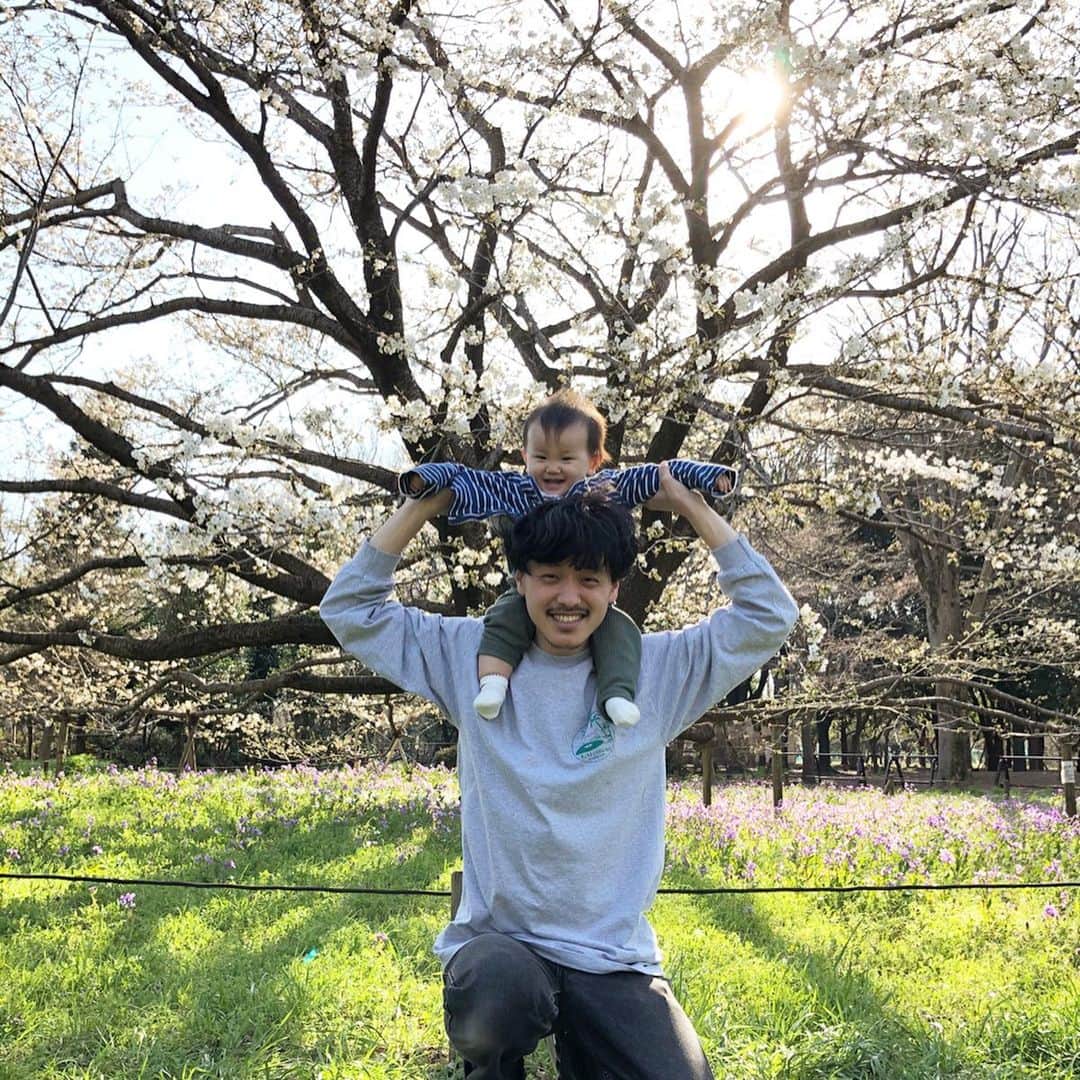 Boojilのインスタグラム：「今日は次男、1歳の誕生日。 おめでとう、縁くん。  この１年、夫婦連携して育児しながらの仕事をどうにかこなしてきた。  夫婦揃ってよく頑張った１年でもありました。  あんなこと、こんなこと、夫婦で仕事するってぶつかることもあるけれど  こどもたち、ちゃんと育ってる。  愛してるよ、いつまでも  いつもありがとう。  1歳の誕生日は夫と長男、支えてくれた家族に改めて感謝する日。  同時に、もうすぐ婆ちゃんの一周忌。婆ちゃんから受け継いだ命は、今も生きています。  なにがあっても わたしたちは家族 わたしたちは負けない わたしたちは生きる なにがあっても なにがあっても  #コロナに負けるな  #花見自粛しよう #この写真は先週の #こどものいる暮らし  #赤ちゃんのいる生活」