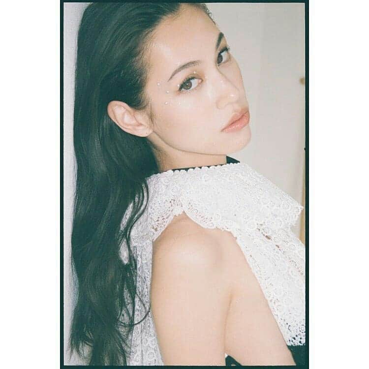 Kiko Mizuhara Fanstagramのインスタグラム：「ViVi❤ Repost @ittetsumatsuoka kiko mizuhara . . Model: @i_am_kiko  Photo: #ittetsumatsuoka  Styling: @masakoogura  Hair&Make-up: @rieshiraishi1220 Composition:Yumiko Ito Design:attik . . #kikomizuhara  #vivi」