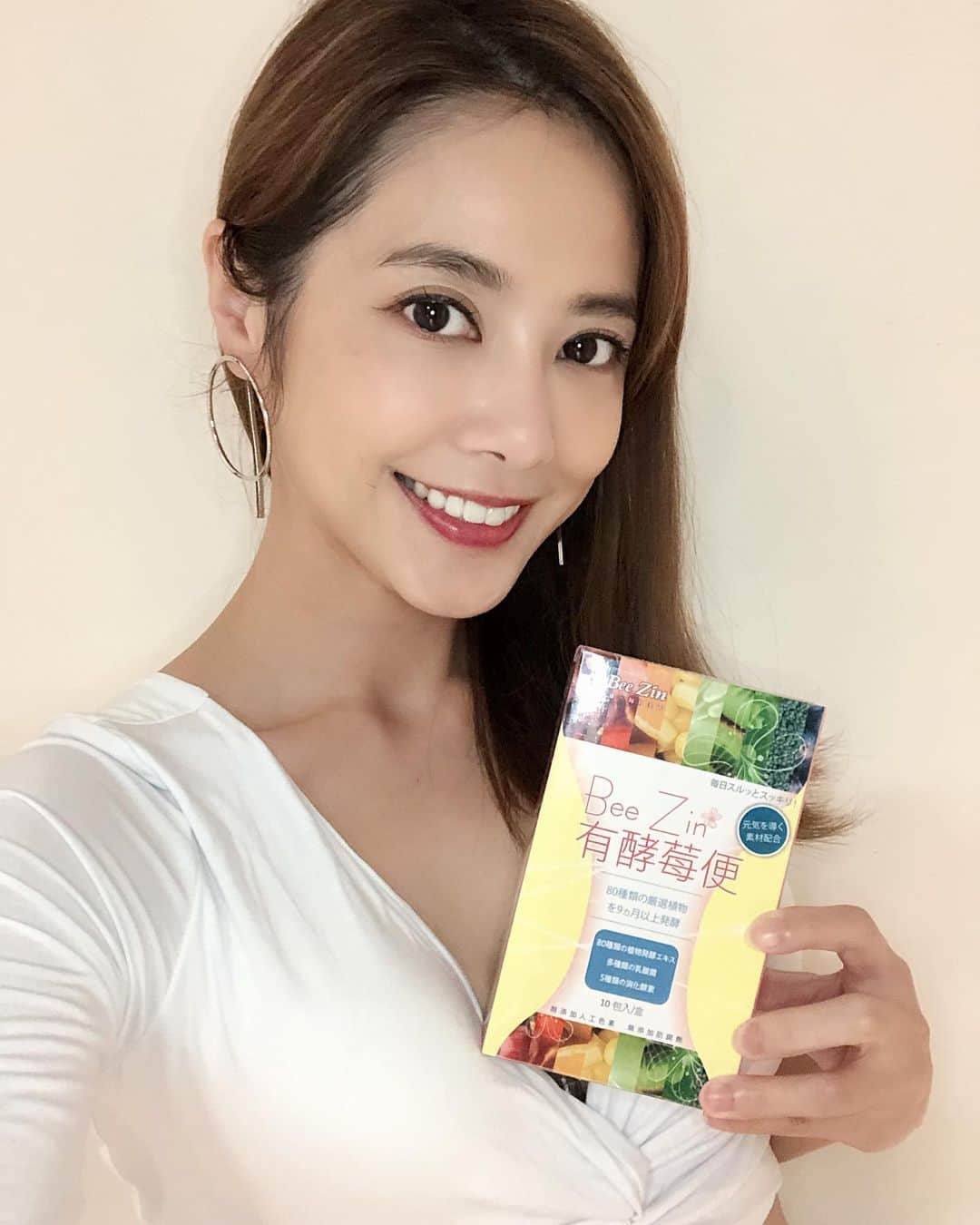 Miaのインスタグラム：「當媽後自己帶小孩的時候真的沒辦法好好上個廁所！尤其是寶寶的分離焦慮症開始的時候沒看到媽媽就會哭的稀裡嘩啦～所以除了廁所的門永遠關著以外真的不能放鬆的好好把一些該排出去的「廢物」💩排乾淨 美活有酵莓便她有80種蔬果發酵物、5種消化酵素、多種益生菌、可以讓排便更順暢把身體常沒排乾淨的髒東西排空！更可以幫助消化道更健康！ 當然使排便順暢除了身體健康，裡面外面都能更美麗❤️ 育兒的路上不要忘了照顧保養自己的身體喔！ #跟著米姨來保養  連結：https://lihi1.com/xtiFJ  #康萃 #有酵莓便 #巴西蔬果酵素 #小尺寸女孩 ----------------------------」
