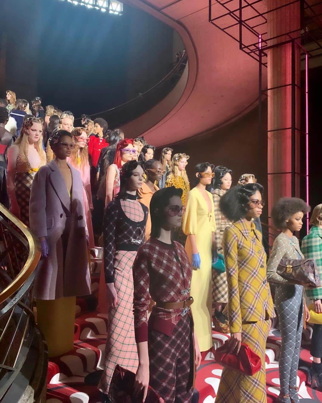 のインスタグラム：「編集長の一言：ラフ・シモンズ（Raf Simons）が「プラダ（PRADA）」グループに参画、のニュースについて国内外の業界人に意見を求めると賛否両論が返ってきます。私は、「ミュウミュウ（MIU MIU）」×ラフはお兄さんが妹のワードローブに口を出すようで？？だけど、ラフの「プラダ」は楽しみ。﻿ ﻿ 「プラダ」の魅力のひとつである“インダストリー感”や“クラシックを大切にする姿勢”“優等生っぽさ”がラフのクリエイションと共鳴し未来を見せてくれそうです。なんて思いながら見た「ミュウミュウ」はむむむ、マキシ丈が多くていつもより大人っぽいです。余談ですが、ラフはやぎ座です。フィナーレは階段にモデルが勢ぞろい。アイテムは重圧感ありますが、イエロー、ピンク、ライラックの色使いだからカワイイ。﻿ ﻿ 編集長のパリコレ日記9日目の全編を見るには  @wwd_jp のプロフィールのリンクから﻿ ﻿ #MIUMIU #ミュウミュウ #PFW #PFW2020 #Parisfashionweek #parisfashionweek #fashionweek #fashionmonth #2020aw #20aw #aw2020 #aw20 #2020fw #20fw #fw2020 #fw20 #ラフシモンズ﻿」
