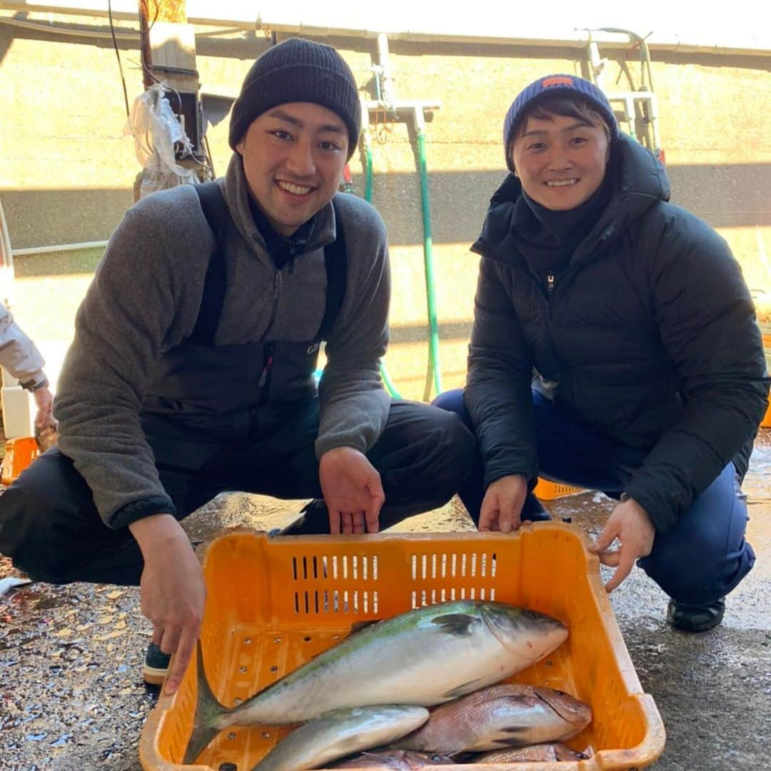 笹山貴哉のインスタグラム：「男釣り旅🎣 釣った魚をジョーが捌く🔪 そして、凝った料理👨‍🍳 絶景の枝垂れ桜も見れ、全てが上手く行くという、いわゆる最高の旅でした🥺 #釣り #刺身 #しゃぶしゃぶ  #鯛めし #あら汁 #かまぶり #枝垂れ桜」