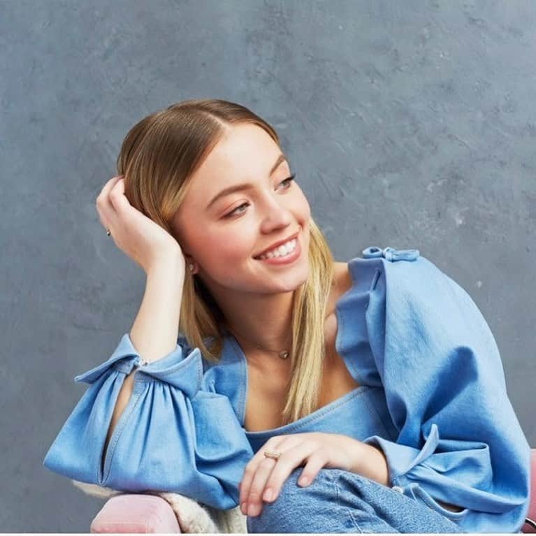 アディアムさんのインスタグラム写真 - (アディアムInstagram)「Actress #SydneySweeney wears #ADEAM’s Japanese Denim Off The Shoulder Top during her powerful See Yourself, See Each Other Interview with #Allure.」3月26日 22時11分 - adeam