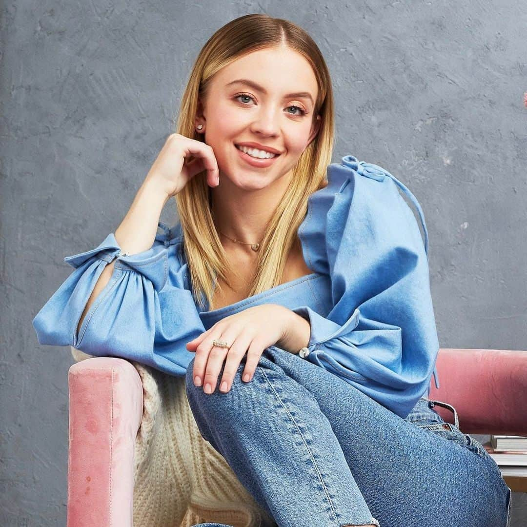 アディアムさんのインスタグラム写真 - (アディアムInstagram)「Actress #SydneySweeney wears #ADEAM’s Japanese Denim Off The Shoulder Top during her powerful See Yourself, See Each Other Interview with #Allure.」3月26日 22時11分 - adeam