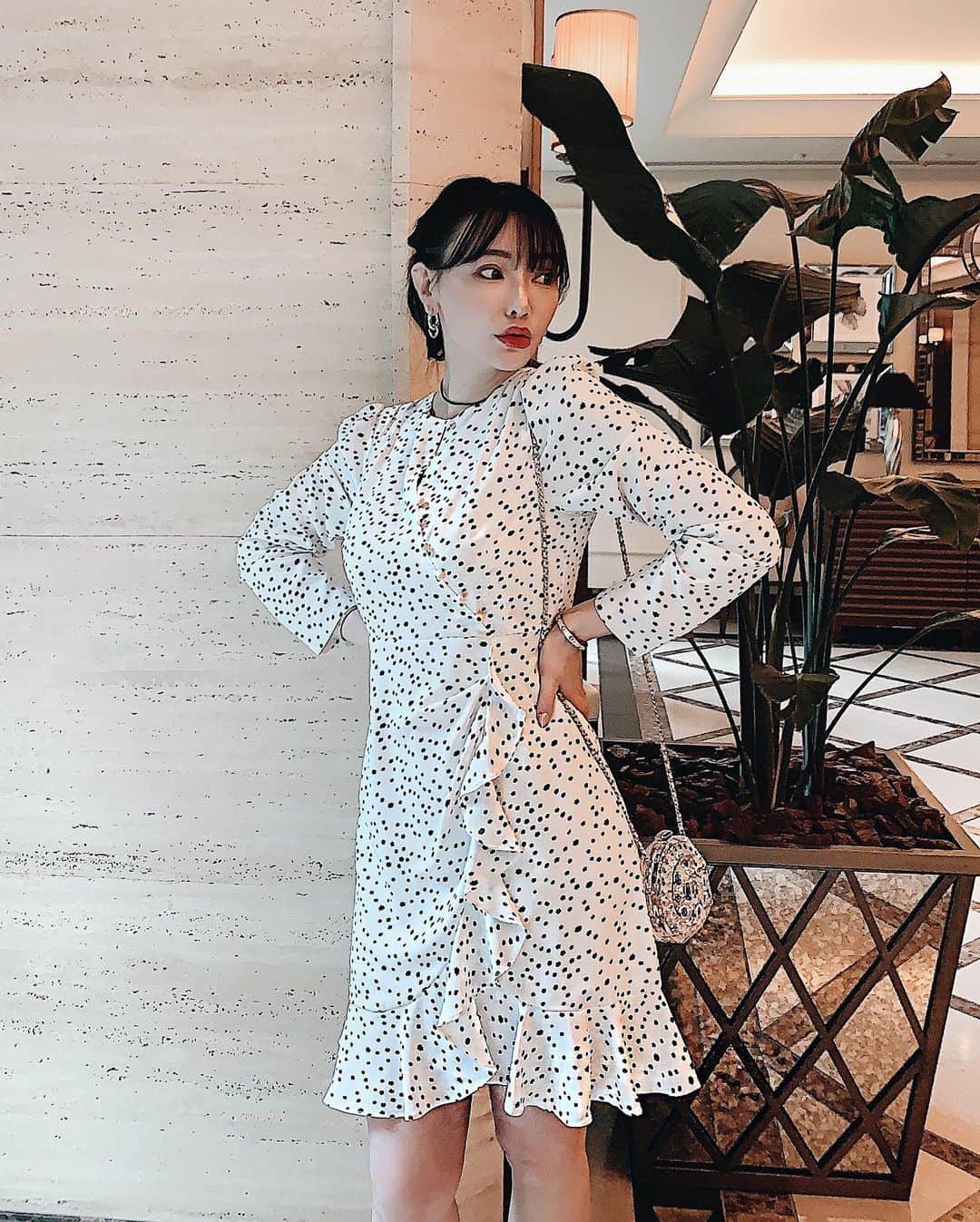クリスティン・ウェイのインスタグラム：「Wearing @valmuer_official new collection  #valmuer #cwfashion #christinewei #宅在家 #クリスティンウェイ　#ヴェルムーア　#春ワンピー　#東京隔離  #quarantinelife #quaratine #coronavairus #covi̇d19 #cwfashion #fashionlover」