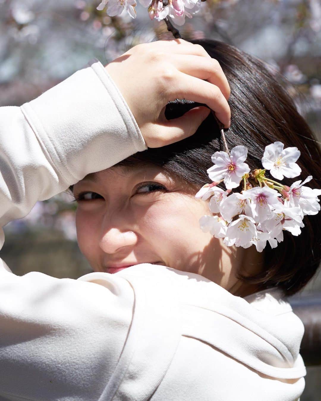 黒沢ともよさんのインスタグラム写真 - (黒沢ともよInstagram)「今日もちゃんと桜は咲いてくれてた。  美しいものは 何があってもどうしたって美しい。  誰も奪えない。  ただそこで深呼吸しているだけ。  素敵ね  #azusakudo #tomoyo #cherryblossom  #japan #tokyo  #clear #deepbreathing」3月26日 22時18分 - tomoyo_kurosawa_official_