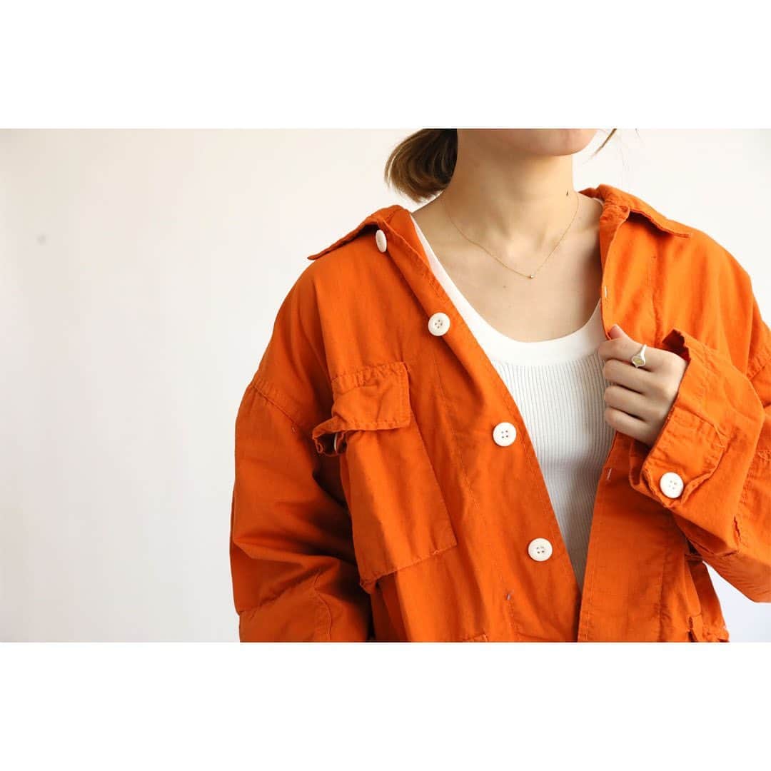 のインスタグラム：「＼ Exclusive item ／﻿ ﻿ 人気のROTHCOブルゾンのカラー別注バージョンが登場です！﻿ ホワイトのボディのロスコをパントーンからカラーを選び染めたもので、relumeにしかないカラー。﻿ ﻿ 既に定番のカーキやベージュを持っている方も違った雰囲気で着ていただけます◎﻿ ﻿ また羽織りというイメージが強いですが、キャミやタンクの上に着て、第二ボタンくらいまで開けて一枚着のシャツとして着ていただくのもおすすめの着こなしです！﻿ ﻿ ﻿ ¥12,800+tax﻿ No.20011463002410﻿ ﻿ ﻿ ﻿ #relume #rothco #exclusive #exclusiveitem﻿ #spring #relumewomen #2020ss ﻿ #journalstandardrelume #baycrews﻿ #レリューム #ジャーナルスタンダードレリューム﻿ #別注　#relume別注」