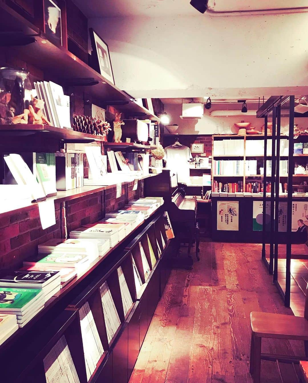 北条かやさんのインスタグラム写真 - (北条かやInstagram)「﻿ ﻿ 西麻布のカフェ﻿ 「Rainy Day」Bookstore &Cafe. ﻿ ﻿ ﻿ 出版社の地下1階、﻿ 緑の扉をあけると広がる本の世界。 ﻿ ﻿ ﻿ 作家の片岡義男が「晴耕雨読」より﻿ 名付けたブックカフェです。 ﻿ ﻿ ﻿ (只今、誌面のキャプションをあれこれ考え中……) ﻿ ﻿ ﻿ コーヒーを飲みながら、﻿ おいしいパンケーキを食べながら、﻿ 思索にふける贅沢な時間。 ﻿ ﻿ ﻿ ここには、都会の喧騒とは無縁の﻿ ゆったりした時間が流れているようです。 ﻿ ﻿ ﻿ 店長の小田さんはとても気さくな方で、﻿ 心おきなく過ごせました。 ﻿ ﻿ ﻿ ミックスベリーのパンケーキ、﻿ 上品な甘さで美味しかったな。﻿ ﻿ ﻿ カフェ店内では、﻿ 村上春樹や柴田元幸など、著名な現代作家が﻿ トークイベントを行うこともあるとか。 ﻿ ﻿ ﻿ ファンにはたまらないスポット﻿ かもしれません。 ﻿ ﻿ ﻿ 豊かな旅を味わう雑誌「Coyote」や、 ﻿ 柴田元幸編集の『MONKEY』など、 ﻿ ﻿ ﻿ スイッチパブリッシングのカルチャー誌は﻿ 数年分のバックナンバーが読めますよ。 ﻿ ﻿ ﻿ 文化のひとときを感じる、﻿ 素敵なお店でした。 ﻿ ﻿ ﻿ ありがとうございます。 ﻿ ﻿ ﻿ ﻿ #rainydaybookstore #西麻布 #西麻布カフェ #cafe #カフェ巡り #スイッチパブリッシング #ブックカフェ #bookcafe #村上春樹 #柴田元幸翻訳」3月26日 22時18分 - n_a_y_a_n_m_i_m_u